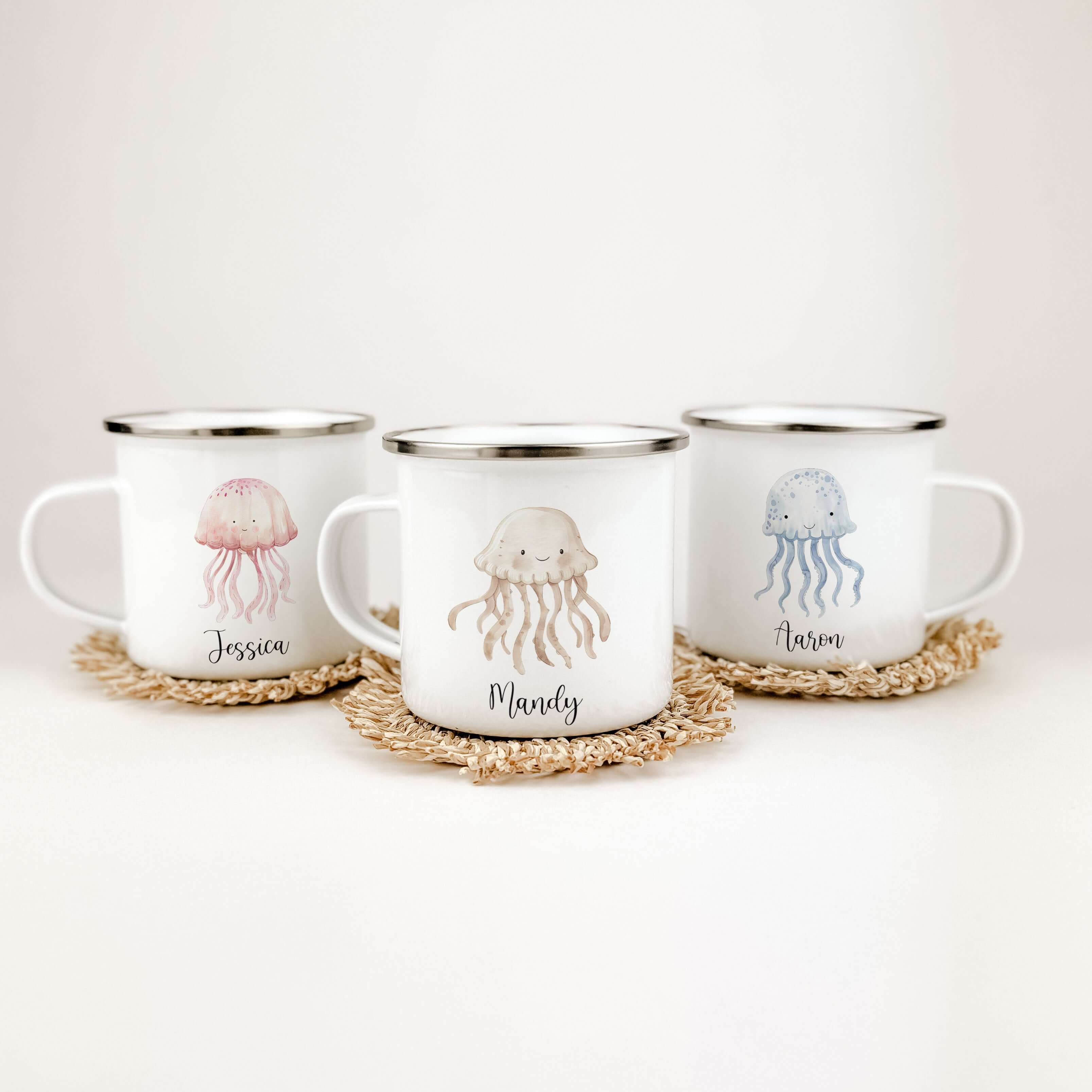 Emaille Tasse Qualle-famprints-Emaille Tasse-Entdecke die zauberhafte Emaille Tasse Qualle – ein Muss für alle kleinen Meeresliebhaber! Mit ihrem einzigartigen Aquarell-Design ist diese Emaille Tasse nicht nur ein funktionales Trinkgefäß, sondern auch ein