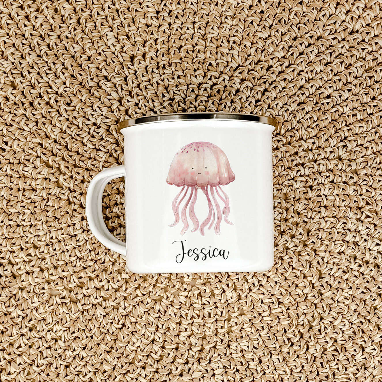 Emaille Tasse Qualle-famprints-Emaille Tasse-Entdecke die zauberhafte Emaille Tasse Qualle – ein Muss für alle kleinen Meeresliebhaber! Mit ihrem einzigartigen Aquarell-Design ist diese Emaille Tasse nicht nur ein funktionales Trinkgefäß, sondern auch ein