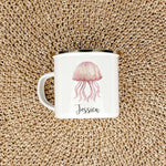 Emaille Tasse Qualle-famprints-Emaille Tasse-Entdecke die zauberhafte Emaille Tasse Qualle – ein Muss für alle kleinen Meeresliebhaber! Mit ihrem einzigartigen Aquarell-Design ist diese Emaille Tasse nicht nur ein funktionales Trinkgefäß, sondern auch ein