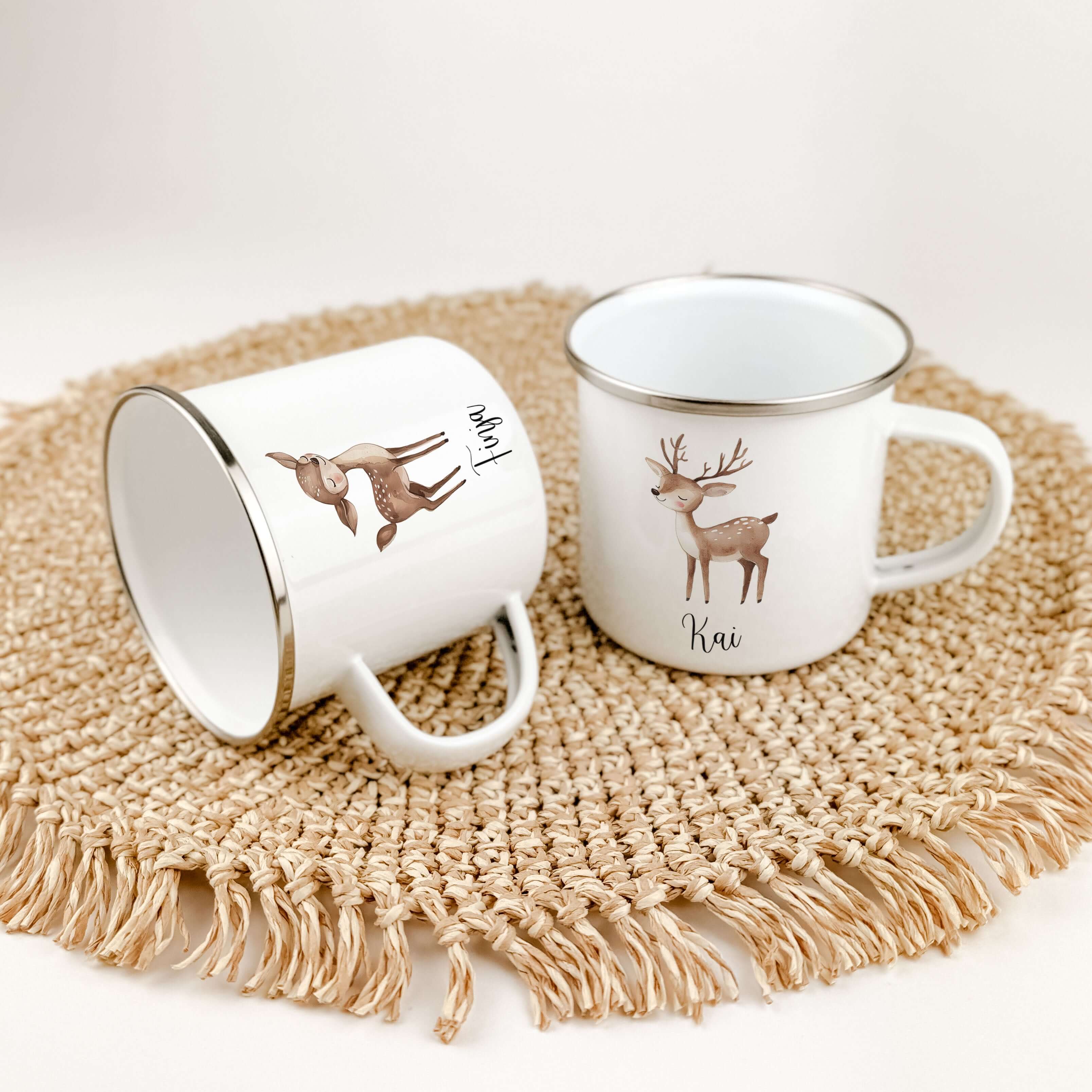 Emaille Tasse Reh-famprints-Emaille Tasse-Entdecke die zauberhafte Emaille Tasse Reh – ein liebevoll gestalteter Begleiter, der nicht nur deinen Alltag verschönert, sondern auch für strahlende Kinderaugen sorgt. Diese Emaille Tasse personalisiert bringt F