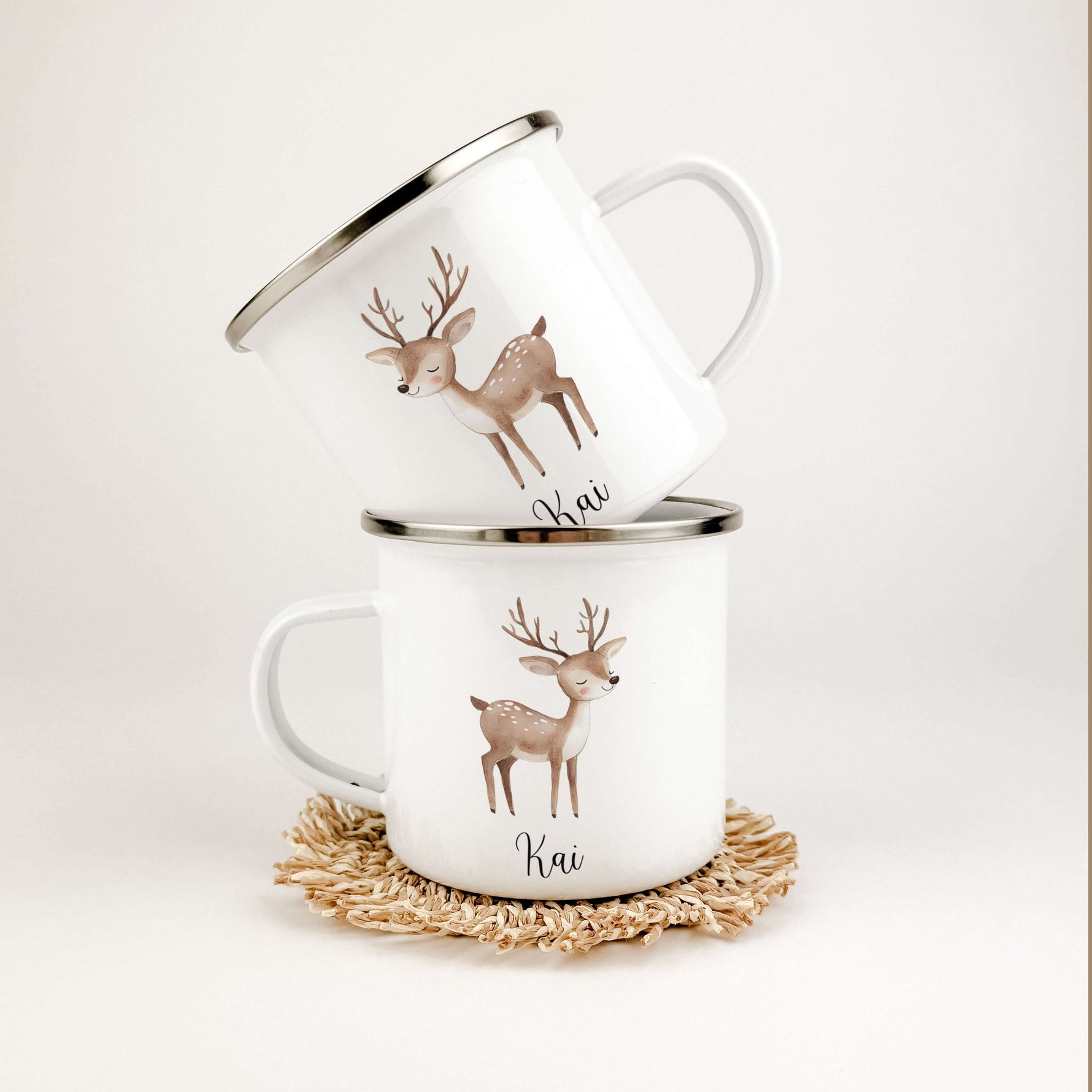 Emaille Tasse Reh-famprints-Emaille Tasse-Entdecke die zauberhafte Emaille Tasse Reh – ein liebevoll gestalteter Begleiter, der nicht nur deinen Alltag verschönert, sondern auch für strahlende Kinderaugen sorgt. Diese Emaille Tasse personalisiert bringt F