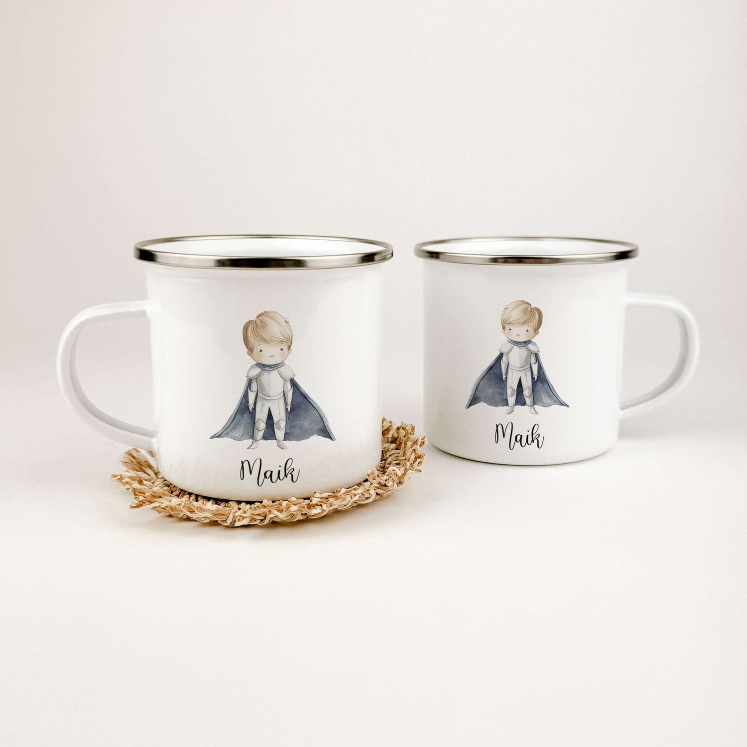 Emaille Tasse Ritter-famprints-Emaille Tasse-Entdecke die zauberhafte Emaille Tasse Ritter, die nicht nur ein praktischer Begleiter für den Alltag ist, sondern auch das Herz deines Kindes höher schlagen lässt. Mit jedem Schluck aus dieser personalisierten