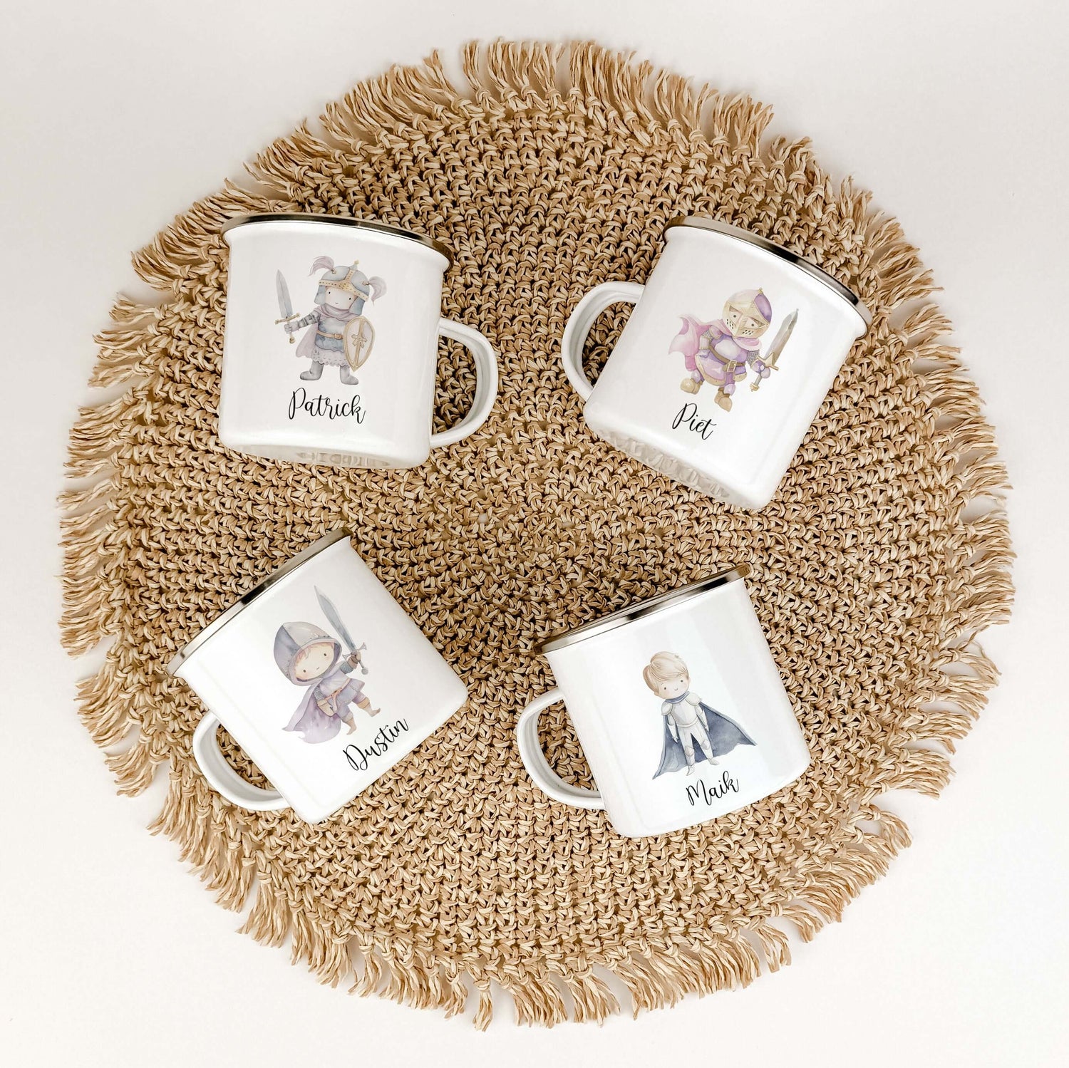 Emaille Tasse Ritter-famprints-Emaille Tasse-Entdecke die zauberhafte Emaille Tasse Ritter, die nicht nur ein praktischer Begleiter für den Alltag ist, sondern auch das Herz deines Kindes höher schlagen lässt. Mit jedem Schluck aus dieser personalisierten