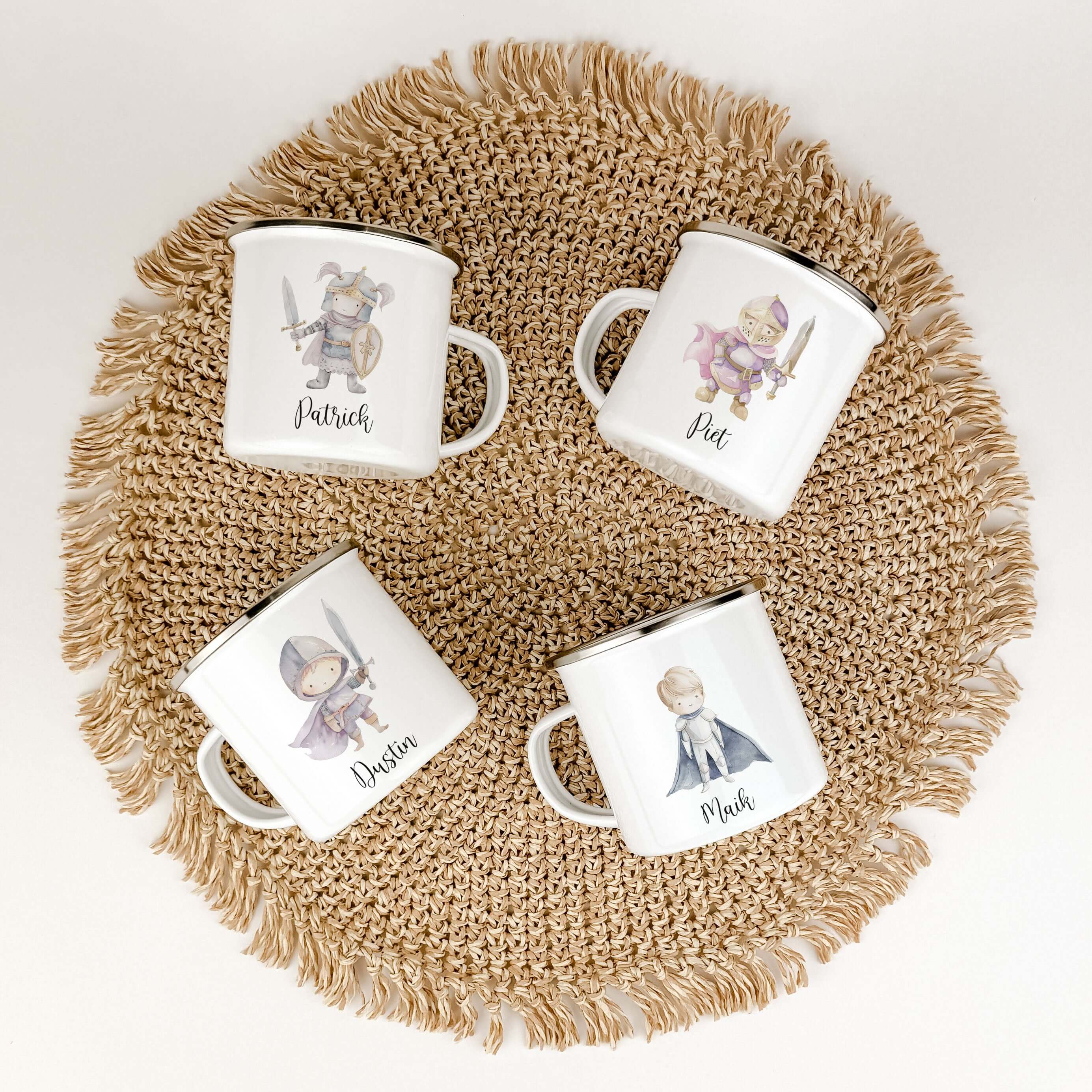 Emaille Tasse Ritter-famprints-Emaille Tasse-Entdecke die zauberhafte Emaille Tasse Ritter, die nicht nur ein praktischer Begleiter für den Alltag ist, sondern auch das Herz deines Kindes höher schlagen lässt. Mit jedem Schluck aus dieser personalisierten