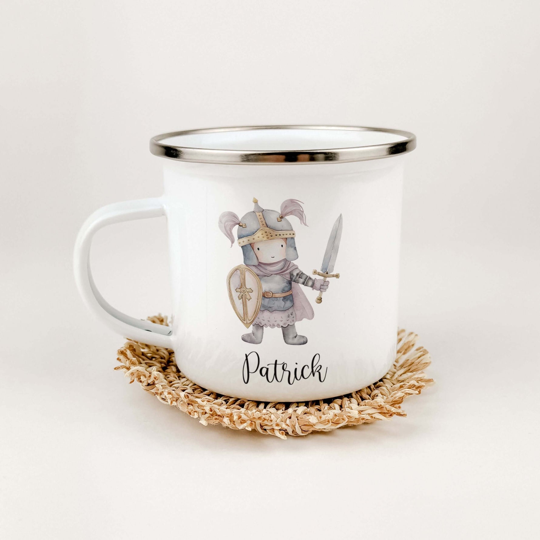 Emaille Tasse Ritter-famprints-Emaille Tasse-Entdecke die zauberhafte Emaille Tasse Ritter, die nicht nur ein praktischer Begleiter für den Alltag ist, sondern auch das Herz deines Kindes höher schlagen lässt. Mit jedem Schluck aus dieser personalisierten
