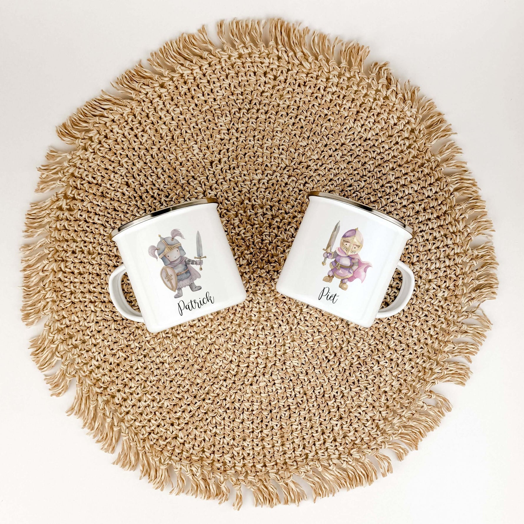 Emaille Tasse Ritter-famprints-Emaille Tasse-Entdecke die zauberhafte Emaille Tasse Ritter, die nicht nur ein praktischer Begleiter für den Alltag ist, sondern auch das Herz deines Kindes höher schlagen lässt. Mit jedem Schluck aus dieser personalisierten