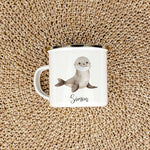 Emaille Tasse Seerobbe-famprints-Emaille Tasse-Entdecke die zauberhafte Emaille Tasse Seerobbe – das perfekte personalisierte Geschenk für kleine Seefahrer! Diese liebevoll gestaltete Emaille Tasse personalisiert sorgt für strahlende Kinderaugen und bring