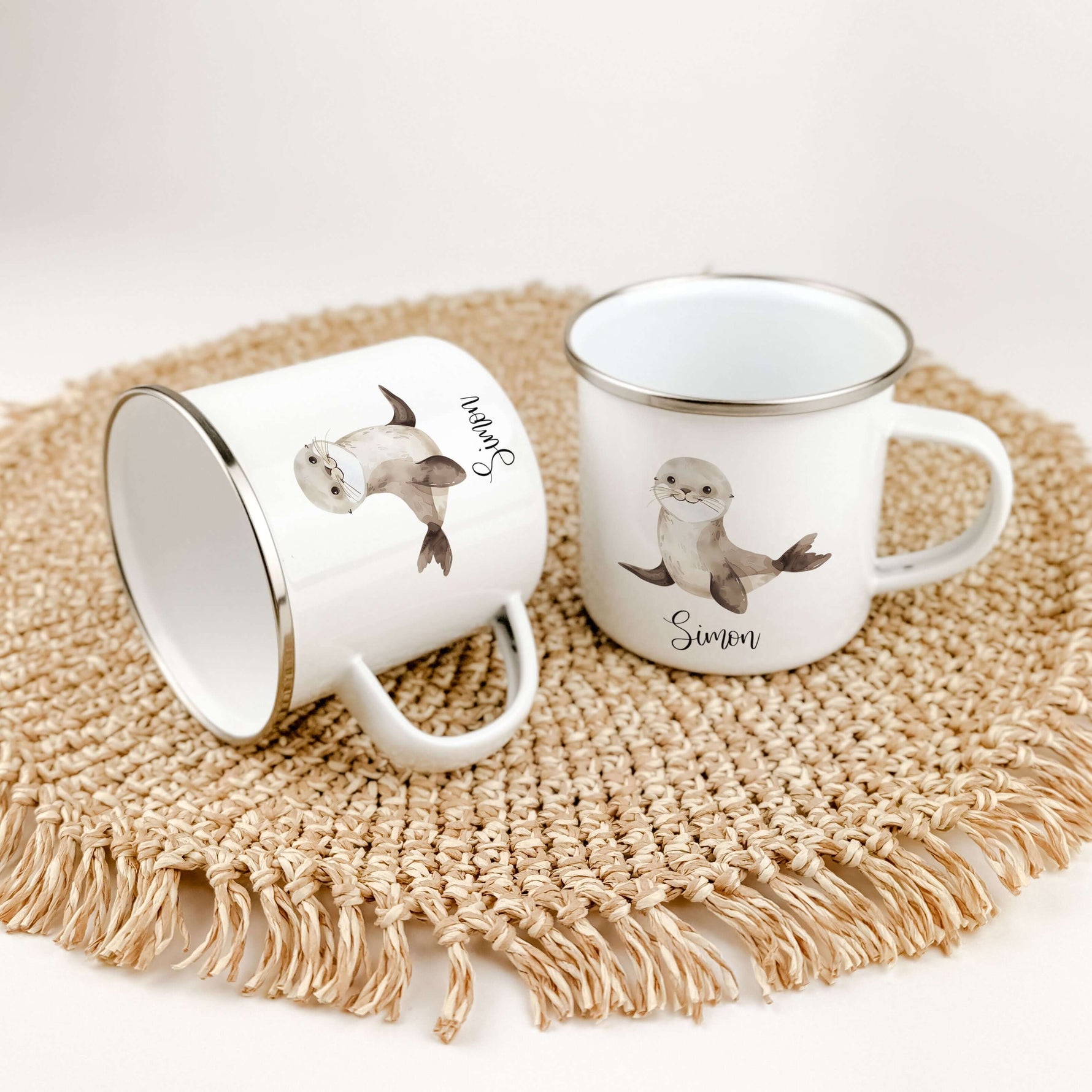 Emaille Tasse Seerobbe-famprints-Emaille Tasse-Entdecke die zauberhafte Emaille Tasse Seerobbe – das perfekte personalisierte Geschenk für kleine Seefahrer! Diese liebevoll gestaltete Emaille Tasse personalisiert sorgt für strahlende Kinderaugen und bring