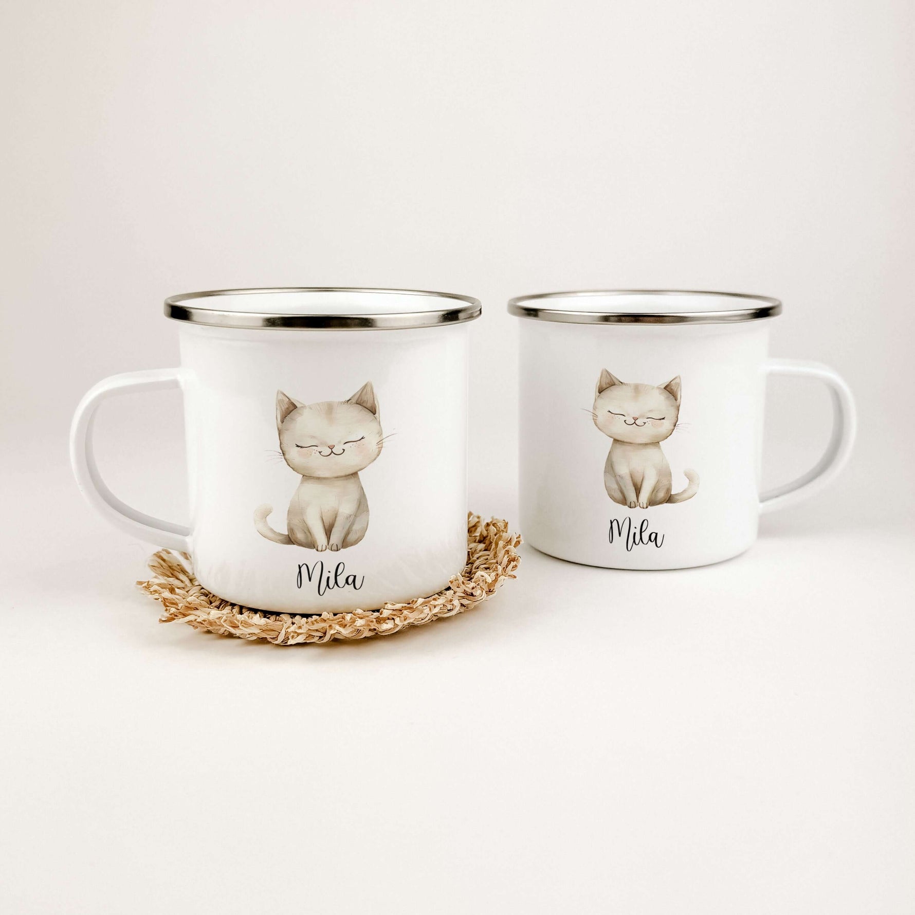Emaille Tasse Katze-famprints-Emaille Tasse-Entdecke die zauberhafte Emaille Tasse Katze – ein einzigartiges Geschenk, das nicht nur funktional ist, sondern auch Herzen höher schlagen lässt. Diese personalisierte Tasse mit dem Namen deines Kindes bringt F