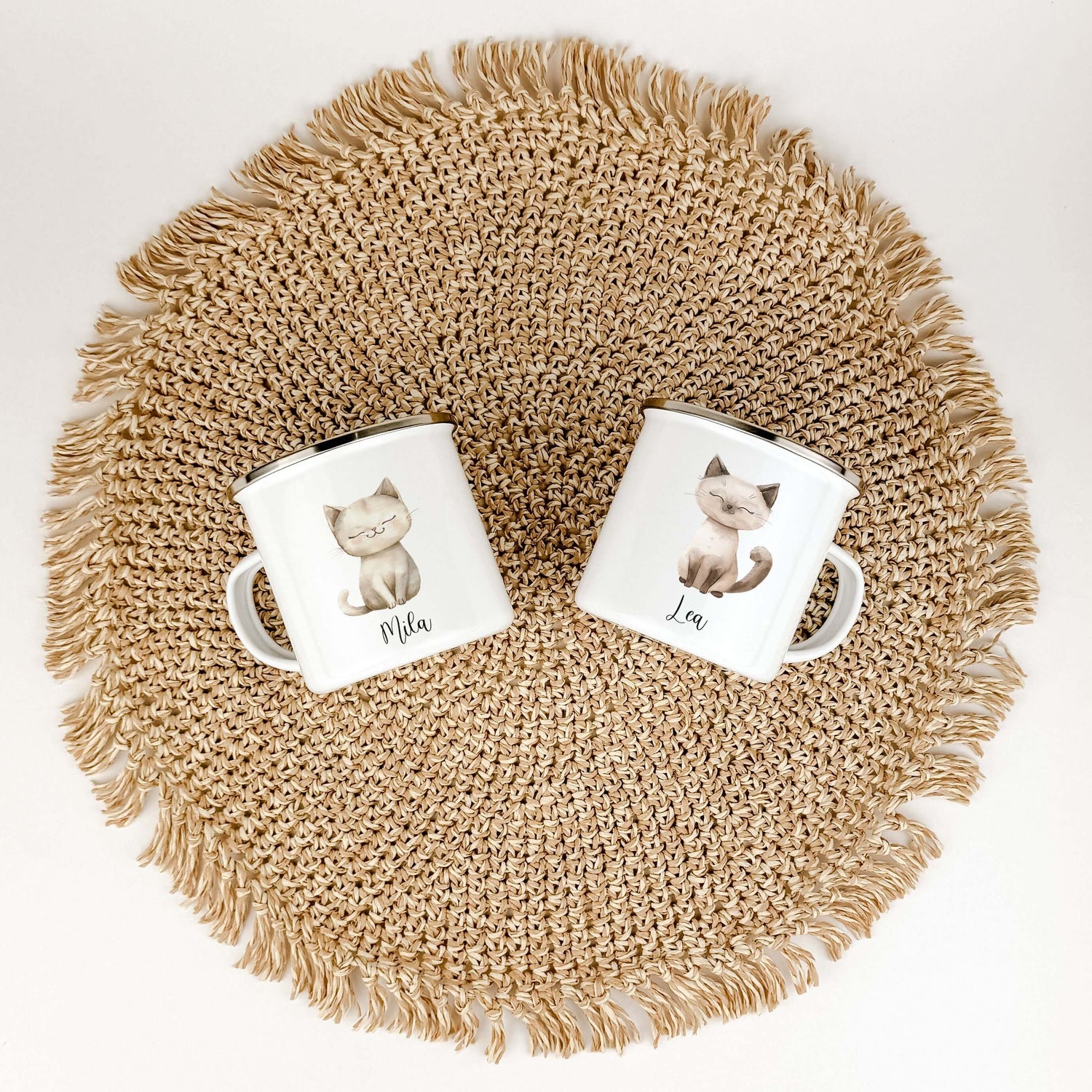 Emaille Tasse Katze-famprints-Emaille Tasse-Entdecke die zauberhafte Emaille Tasse Katze – ein einzigartiges Geschenk, das nicht nur funktional ist, sondern auch Herzen höher schlagen lässt. Diese personalisierte Tasse mit dem Namen deines Kindes bringt F