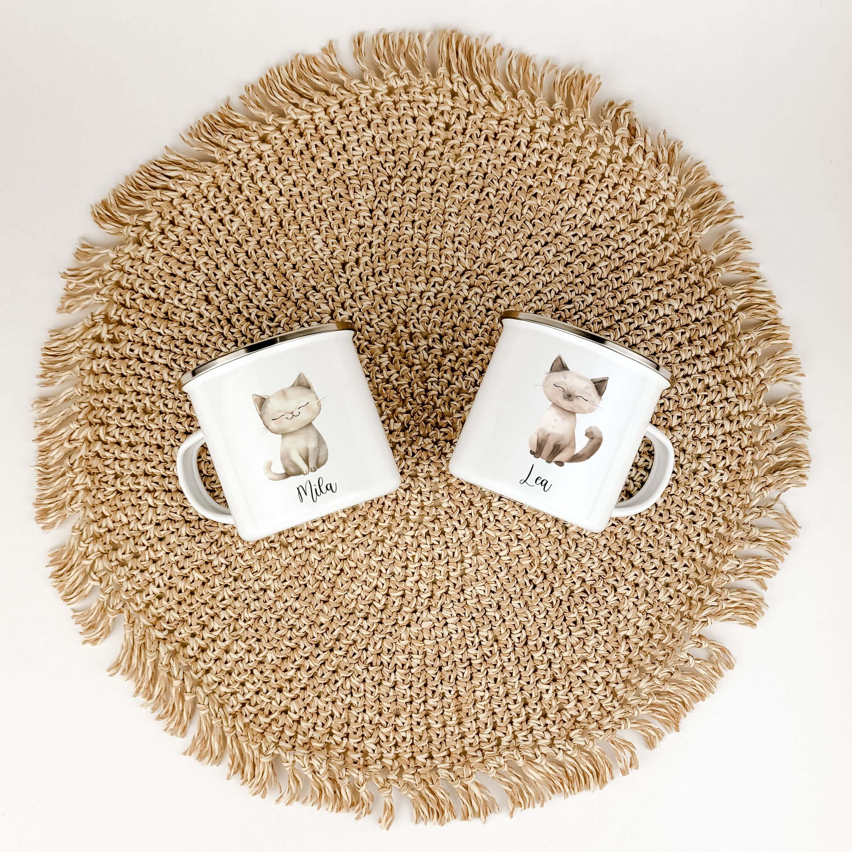 Emaille Tasse Katze-famprints-Emaille Tasse-Entdecke die zauberhafte Emaille Tasse Katze – ein einzigartiges Geschenk, das nicht nur funktional ist, sondern auch Herzen höher schlagen lässt. Diese personalisierte Tasse mit dem Namen deines Kindes bringt F