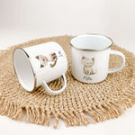 Emaille Tasse Katze-famprints-Emaille Tasse-Entdecke die zauberhafte Emaille Tasse Katze – ein einzigartiges Geschenk, das nicht nur funktional ist, sondern auch Herzen höher schlagen lässt. Diese personalisierte Tasse mit dem Namen deines Kindes bringt F