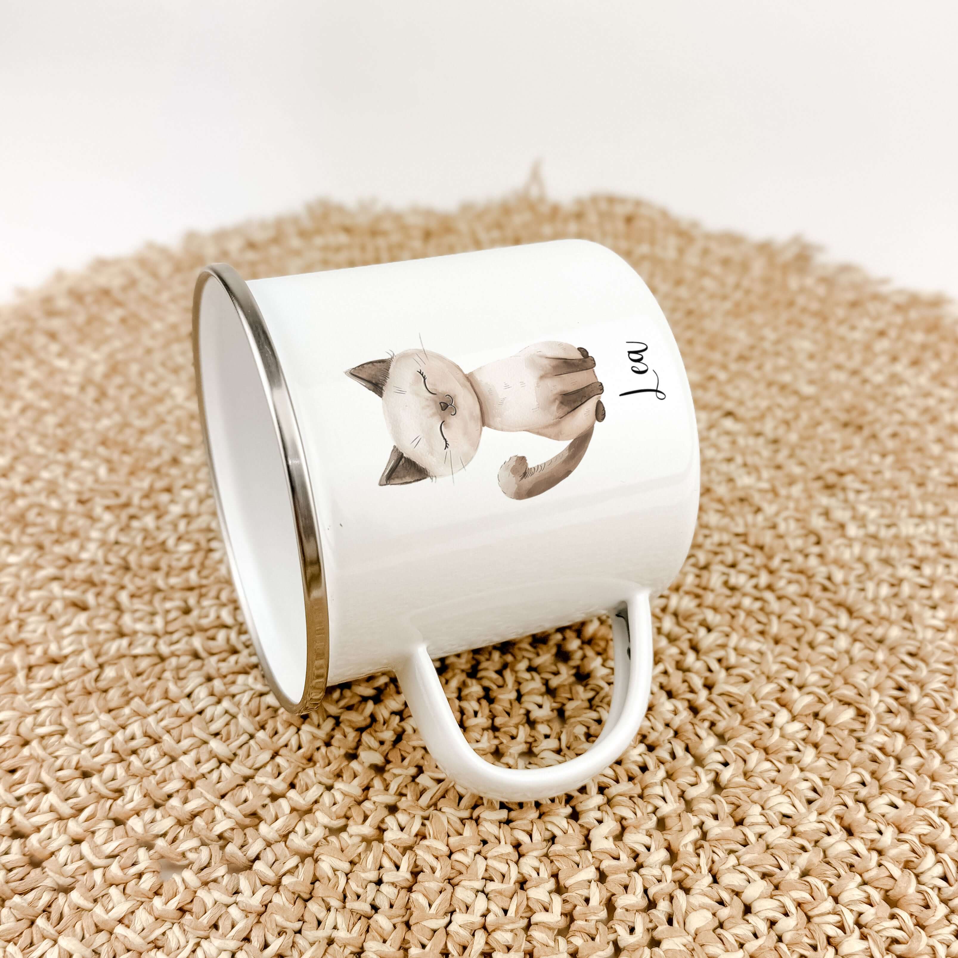 Emaille Tasse Katze-famprints-Emaille Tasse-Entdecke die zauberhafte Emaille Tasse Katze – ein einzigartiges Geschenk, das nicht nur funktional ist, sondern auch Herzen höher schlagen lässt. Diese personalisierte Tasse mit dem Namen deines Kindes bringt F