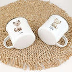 Emaille Tasse Katze-famprints-Emaille Tasse-Entdecke die zauberhafte Emaille Tasse Katze – ein einzigartiges Geschenk, das nicht nur funktional ist, sondern auch Herzen höher schlagen lässt. Diese personalisierte Tasse mit dem Namen deines Kindes bringt F