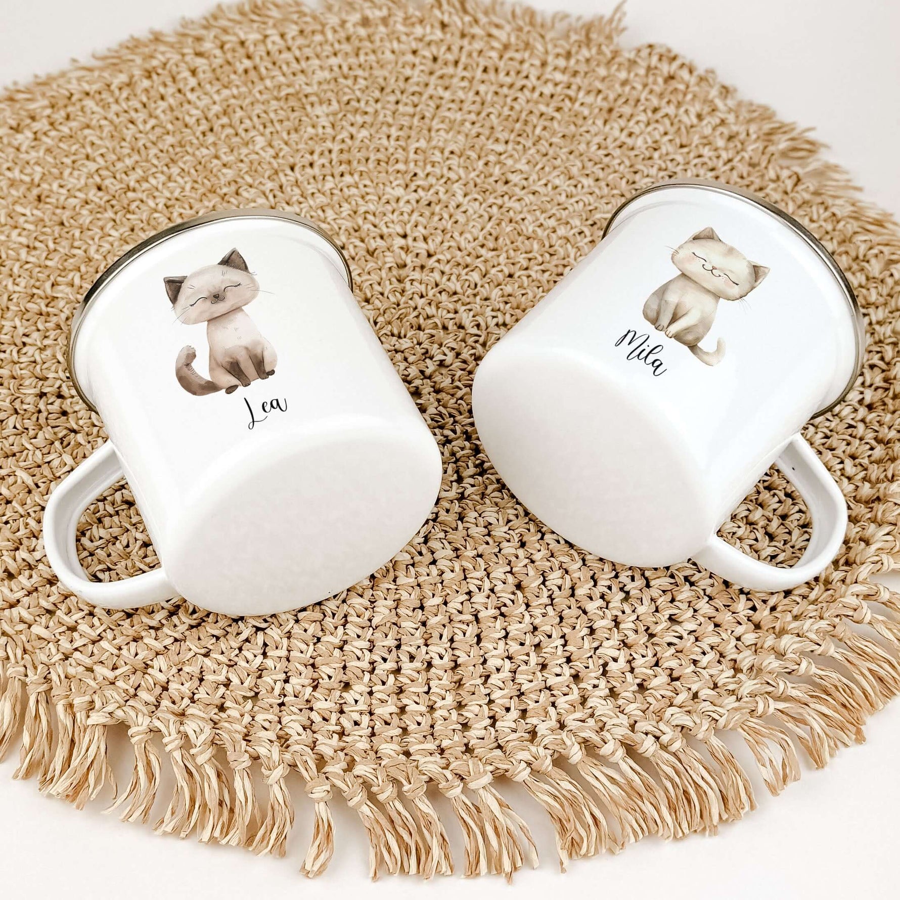 Emaille Tasse Katze-famprints-Emaille Tasse-Entdecke die zauberhafte Emaille Tasse Katze – ein einzigartiges Geschenk, das nicht nur funktional ist, sondern auch Herzen höher schlagen lässt. Diese personalisierte Tasse mit dem Namen deines Kindes bringt F