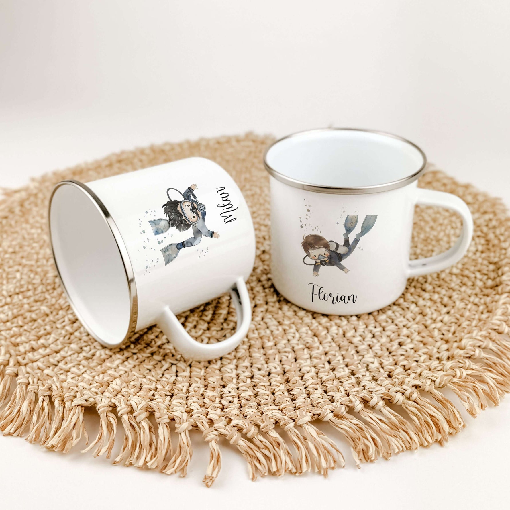 Emaille Tasse Taucher-famprints-Emaille Tasse-Entdecke die perfekte Emaille Tasse Taucher für kleine Abenteurer! Diese Emaille Tasse personalisiert mit deinem Namen ist nicht nur ein praktischer Begleiter für den Alltag, sondern auch ein liebevolles Gesch