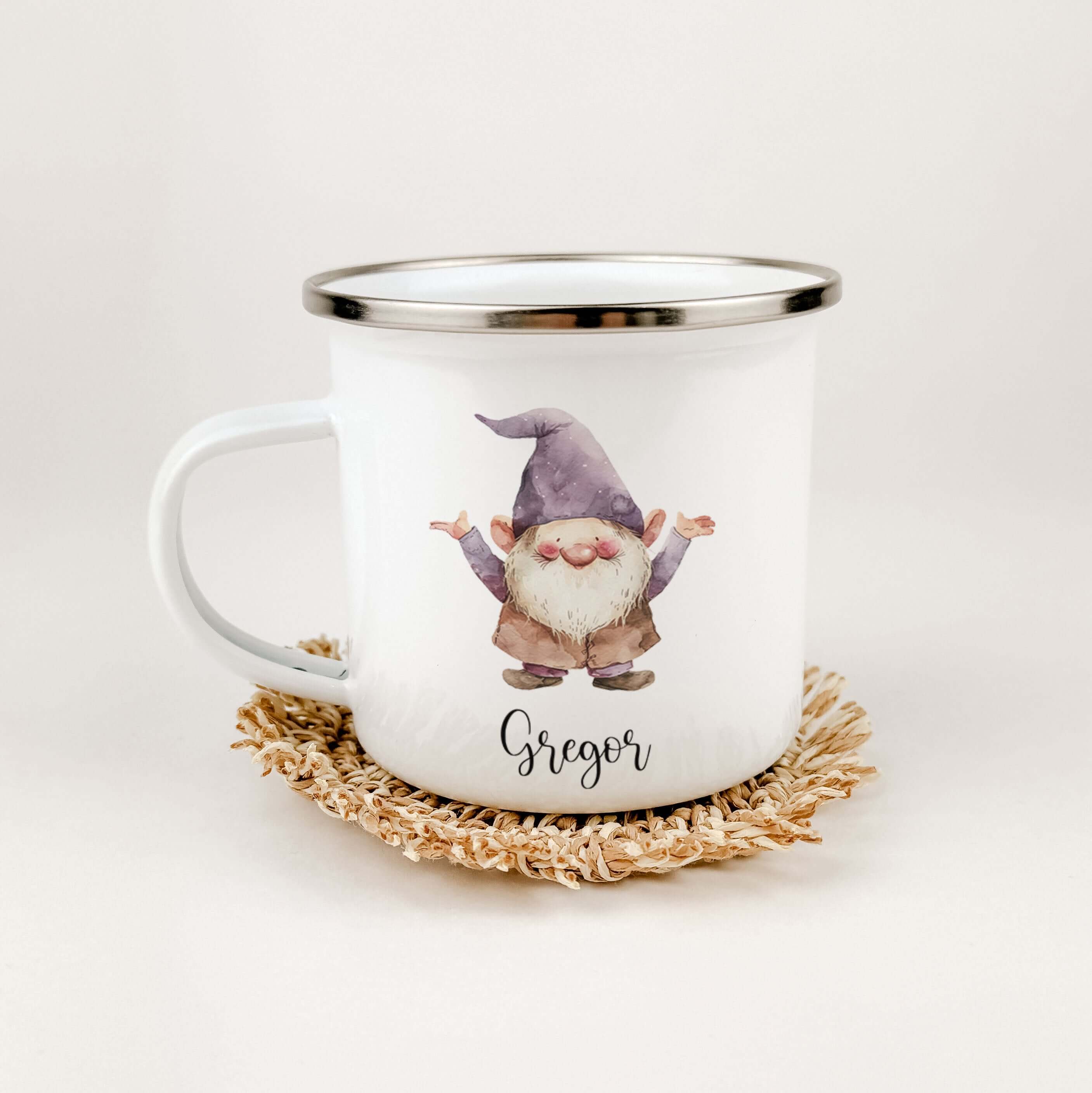 Emaille Tasse Wichtel-famprints-Emaille Tasse-Entdecke die zauberhafte Emaille Tasse Wichtel, die nicht nur durch ihre liebevolle Gestaltung begeistert, sondern auch zahlreiche Vorteile für dein Kind bietet. Diese personalisierte Tasse mit dem Namen deine