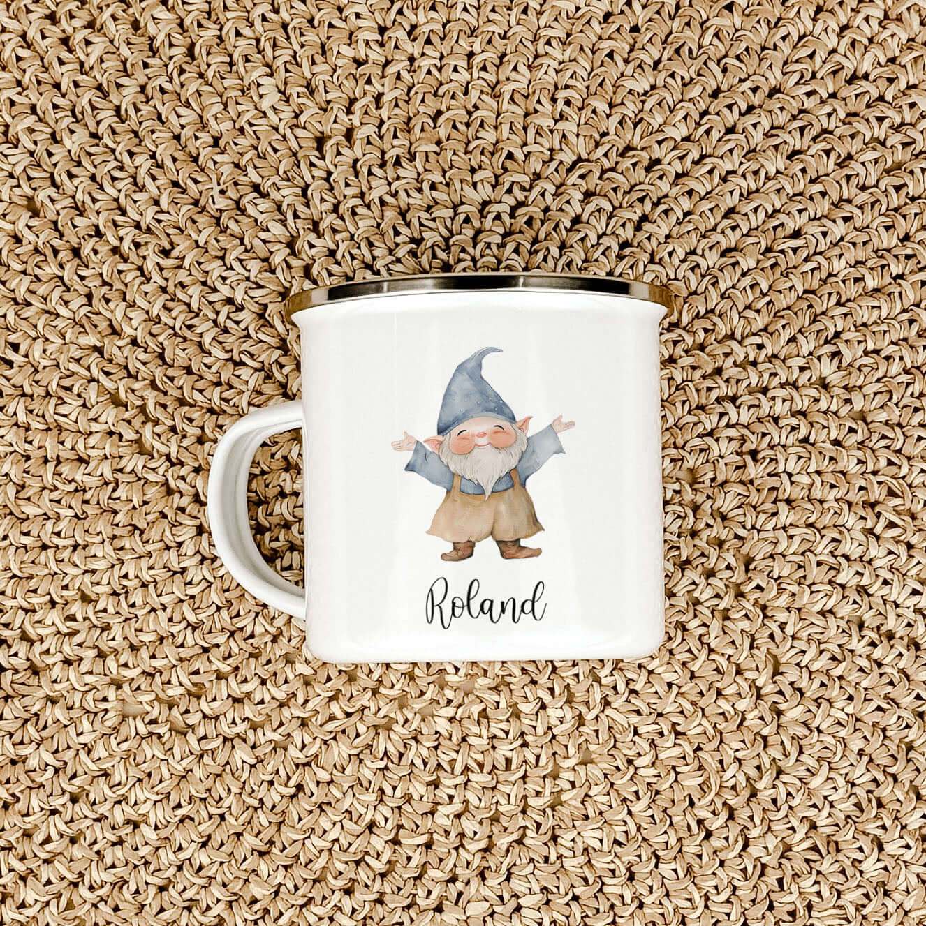 Emaille Tasse Wichtel-famprints-Emaille Tasse-Entdecke die zauberhafte Emaille Tasse Wichtel, die nicht nur durch ihre liebevolle Gestaltung begeistert, sondern auch zahlreiche Vorteile für dein Kind bietet. Diese personalisierte Tasse mit dem Namen deine