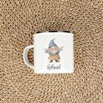 Emaille Tasse Wichtel-famprints-Emaille Tasse-Entdecke die zauberhafte Emaille Tasse Wichtel, die nicht nur durch ihre liebevolle Gestaltung begeistert, sondern auch zahlreiche Vorteile für dein Kind bietet. Diese personalisierte Tasse mit dem Namen deine
