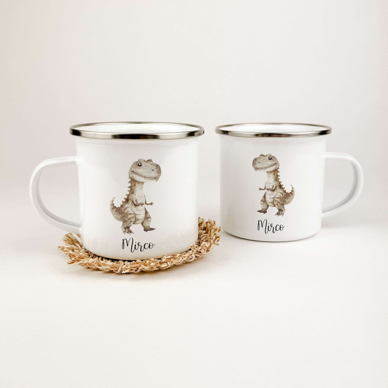Emaille Tasse Dino-famprints-Emaille Tasse-Entdecke die bezaubernde Emaille Tasse Dino – ein persönliches Highlight für jedes Kinderherz! Mit einem süßen Dino in Aquarell-Optik und der Möglichkeit, den Namen deines Kindes darauf zu verewigen, wird diese T
