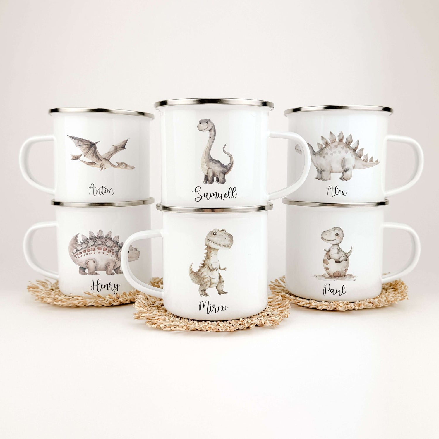 Emaille Tasse Dino-famprints-Emaille Tasse-Entdecke die bezaubernde Emaille Tasse Dino – ein persönliches Highlight für jedes Kinderherz! Mit einem süßen Dino in Aquarell-Optik und der Möglichkeit, den Namen deines Kindes darauf zu verewigen, wird diese T