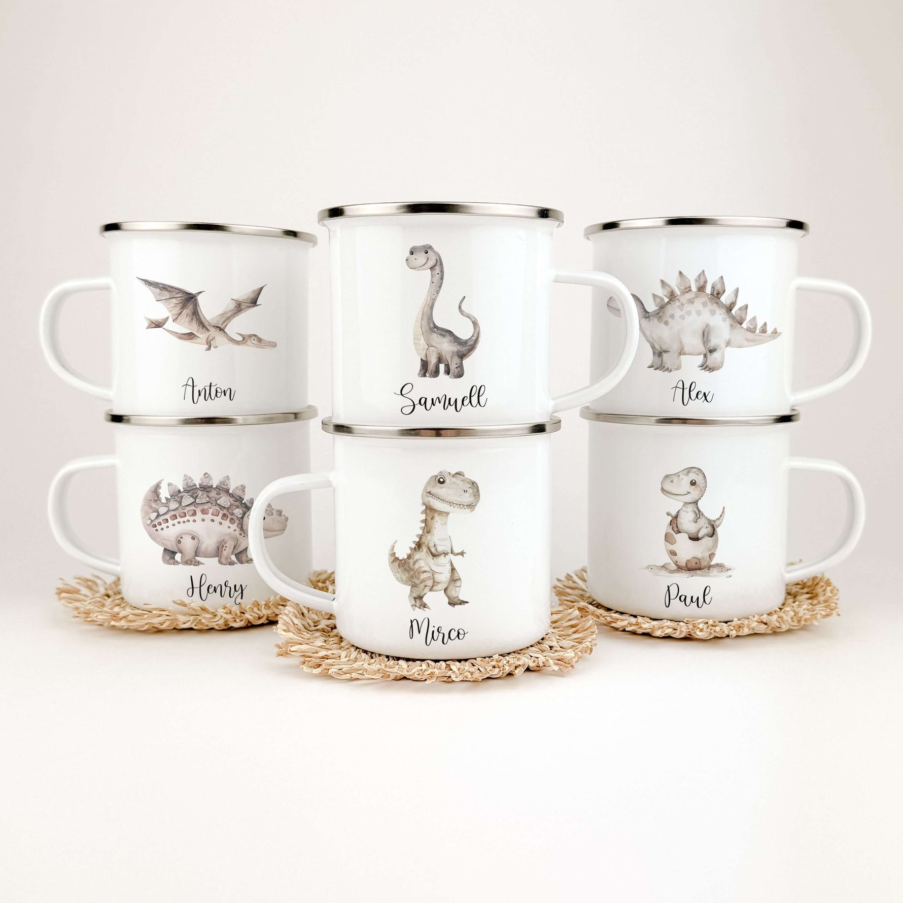 Emaille Tasse Dino-famprints-Emaille Tasse-Entdecke die bezaubernde Emaille Tasse Dino – ein persönliches Highlight für jedes Kinderherz! Mit einem süßen Dino in Aquarell-Optik und der Möglichkeit, den Namen deines Kindes darauf zu verewigen, wird diese T