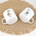 Emaille Tasse Dino-famprints-Emaille Tasse-Entdecke die bezaubernde Emaille Tasse Dino – ein persönliches Highlight für jedes Kinderherz! Mit einem süßen Dino in Aquarell-Optik und der Möglichkeit, den Namen deines Kindes darauf zu verewigen, wird diese T