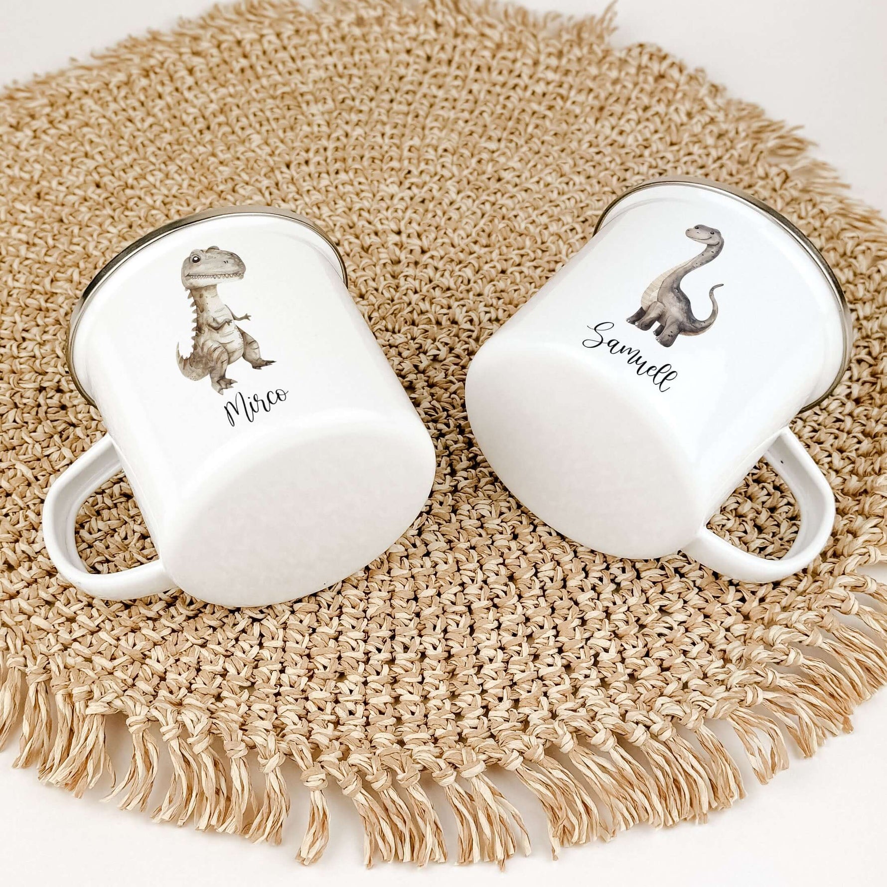 Emaille Tasse Dino-famprints-Emaille Tasse-Entdecke die bezaubernde Emaille Tasse Dino – ein persönliches Highlight für jedes Kinderherz! Mit einem süßen Dino in Aquarell-Optik und der Möglichkeit, den Namen deines Kindes darauf zu verewigen, wird diese T