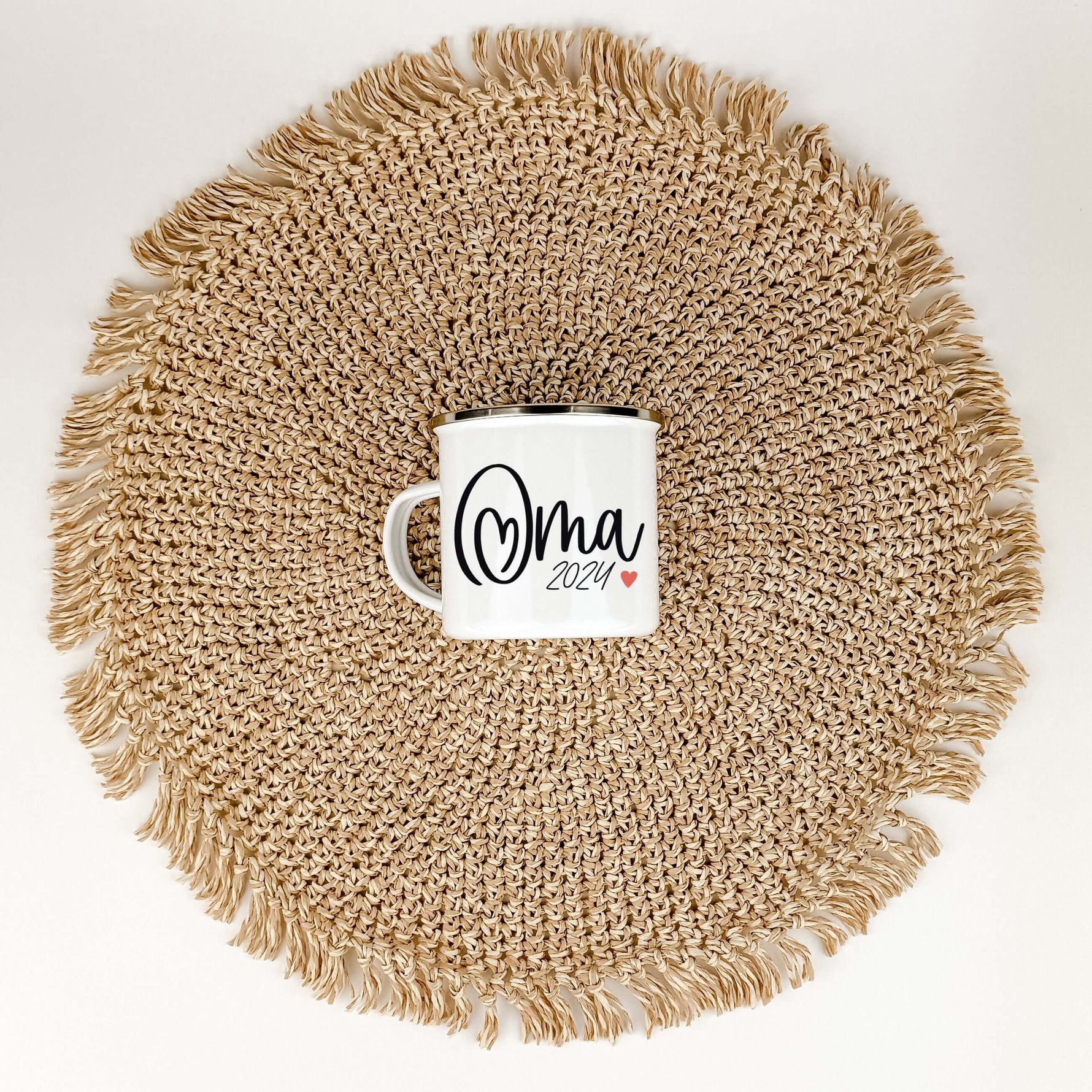 Emaille Tasse Du wirst Oma-famprints-Emaille Tasse-Entdecke die Emaille Tasse "Du wirst Oma" – das perfekte Geschenk für werdende Großeltern! Diese Tasse bietet dir nicht nur die Möglichkeit, eine persönliche Widmung und Jahreszahl hinzuzufügen, sondern s