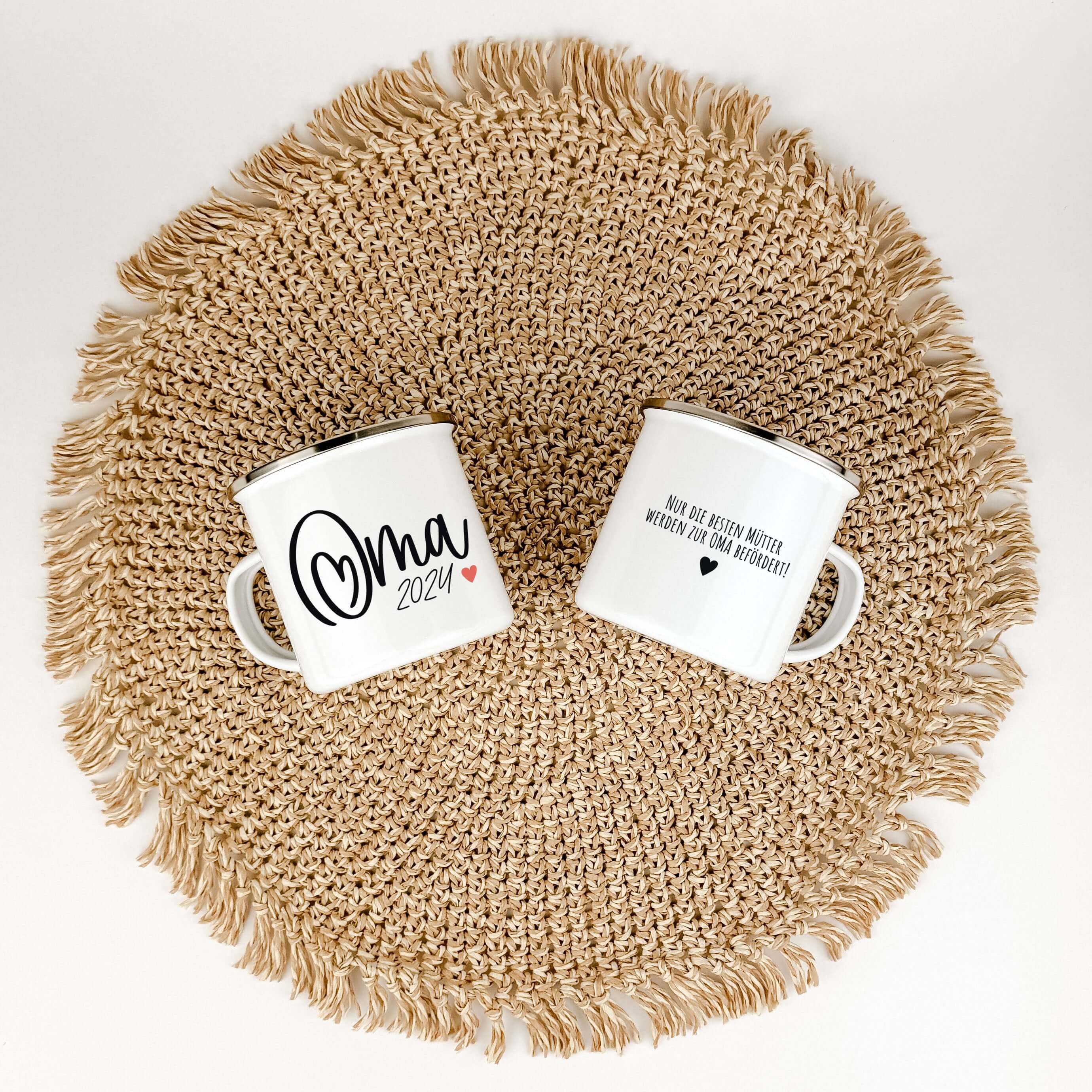 Emaille Tasse Du wirst Oma-famprints-Emaille Tasse-Entdecke die Emaille Tasse "Du wirst Oma" – das perfekte Geschenk für werdende Großeltern! Diese Tasse bietet dir nicht nur die Möglichkeit, eine persönliche Widmung und Jahreszahl hinzuzufügen, sondern s