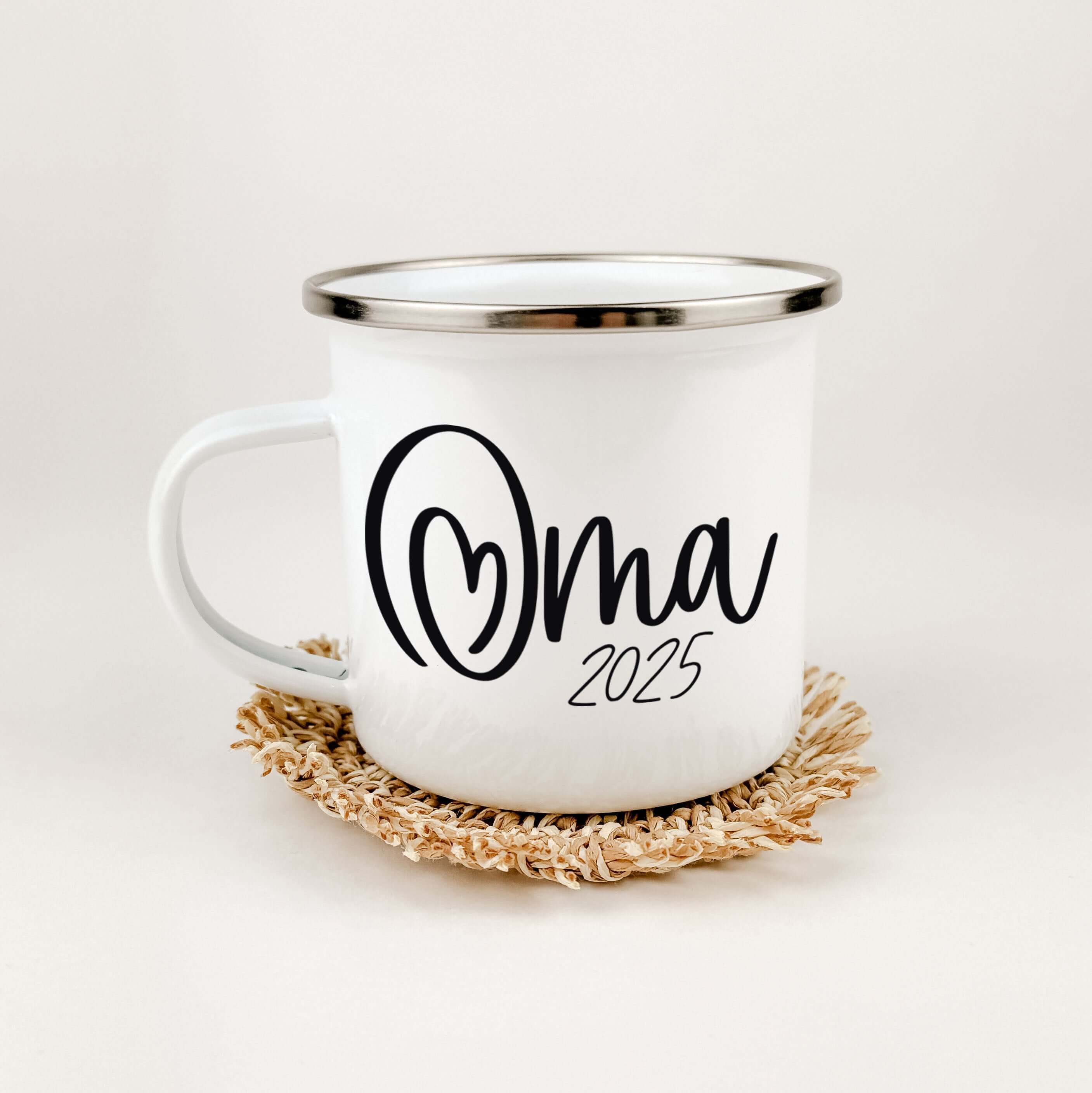 Emaille Tasse Du wirst Oma-famprints-Emaille Tasse-Entdecke die Emaille Tasse "Du wirst Oma" – das perfekte Geschenk für werdende Großeltern! Diese Tasse bietet dir nicht nur die Möglichkeit, eine persönliche Widmung und Jahreszahl hinzuzufügen, sondern s