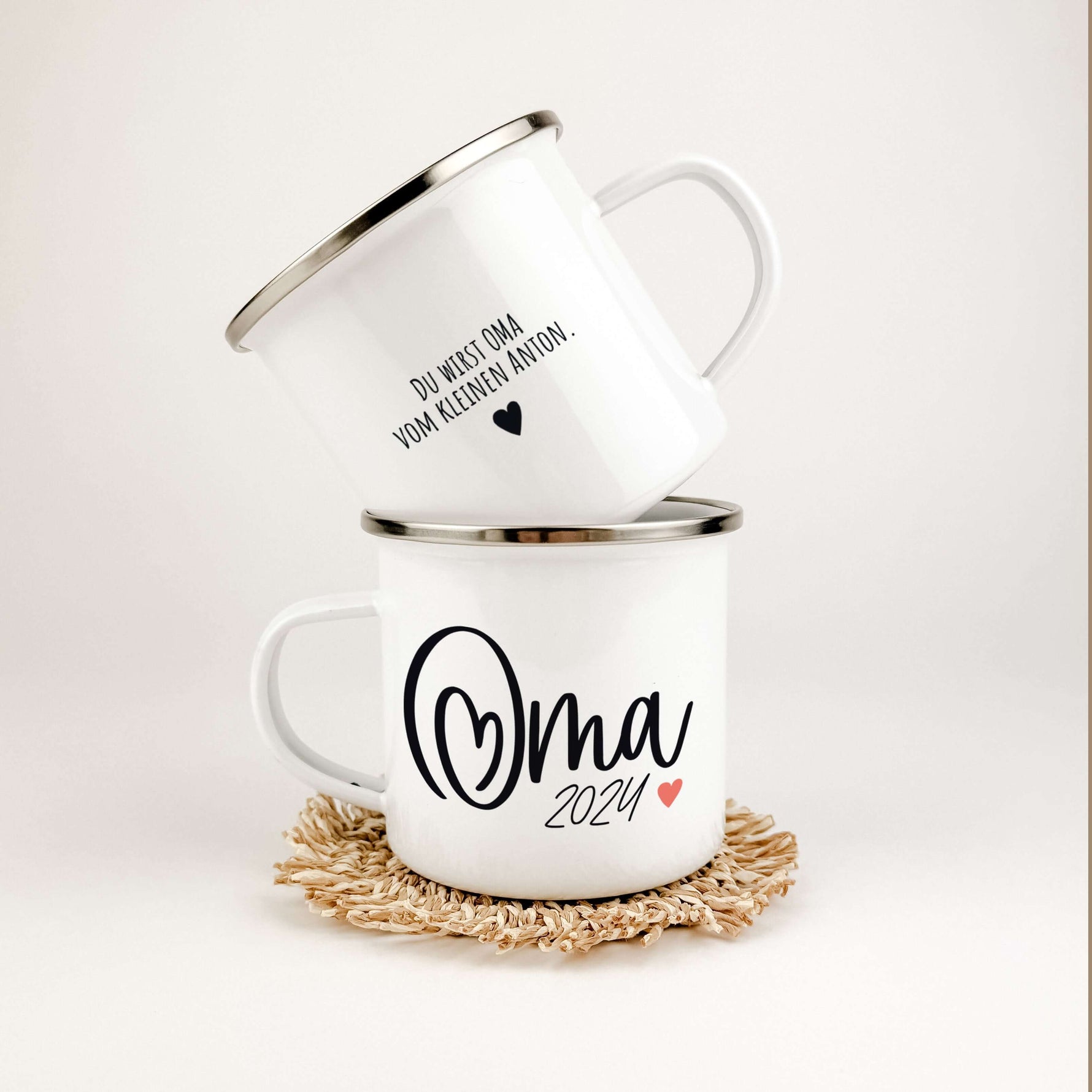 Emaille Tasse Du wirst Oma-famprints-Emaille Tasse-Entdecke die Emaille Tasse "Du wirst Oma" – das perfekte Geschenk für werdende Großeltern! Diese Tasse bietet dir nicht nur die Möglichkeit, eine persönliche Widmung und Jahreszahl hinzuzufügen, sondern s