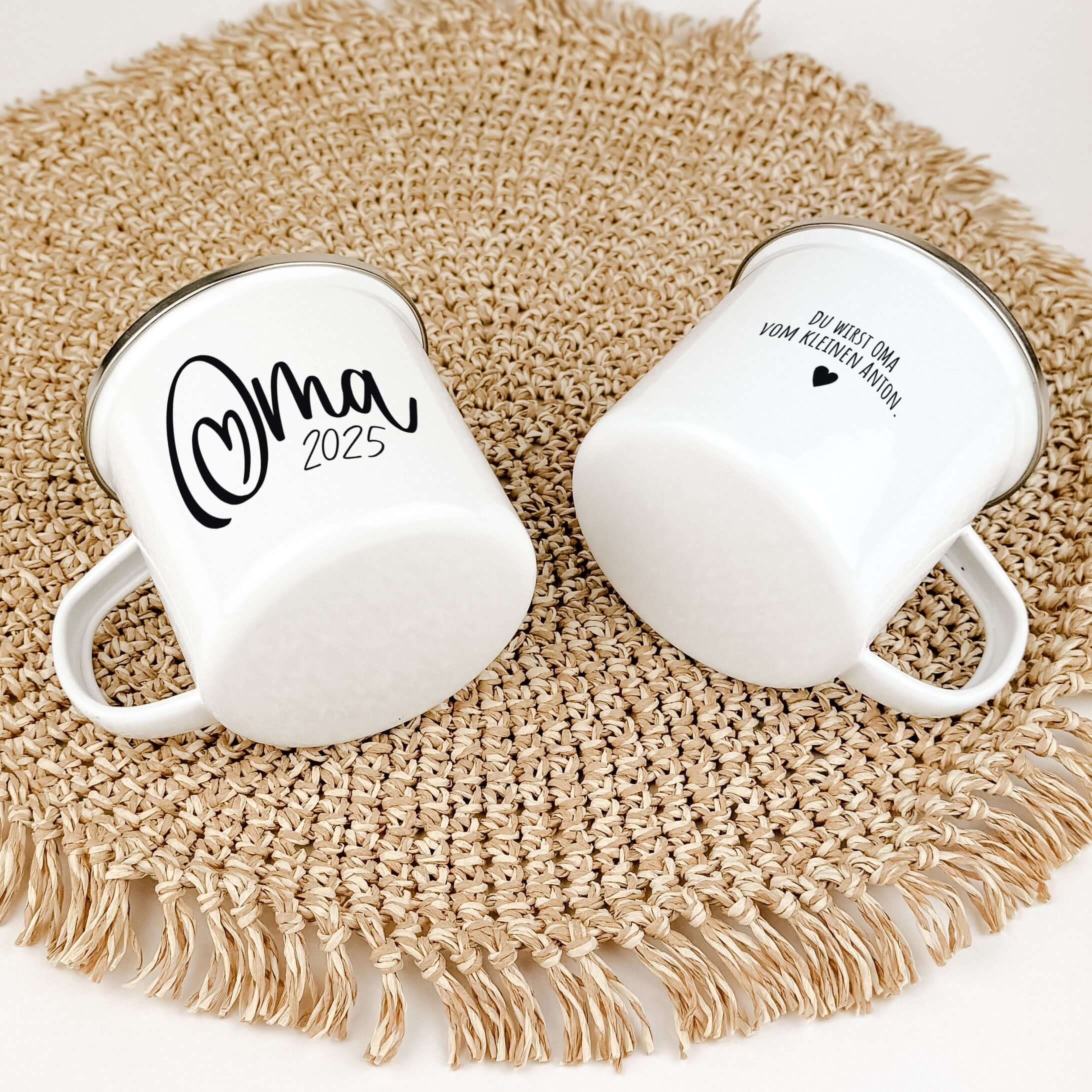 Emaille Tasse Du wirst Oma-famprints-Emaille Tasse-Entdecke die Emaille Tasse "Du wirst Oma" – das perfekte Geschenk für werdende Großeltern! Diese Tasse bietet dir nicht nur die Möglichkeit, eine persönliche Widmung und Jahreszahl hinzuzufügen, sondern s