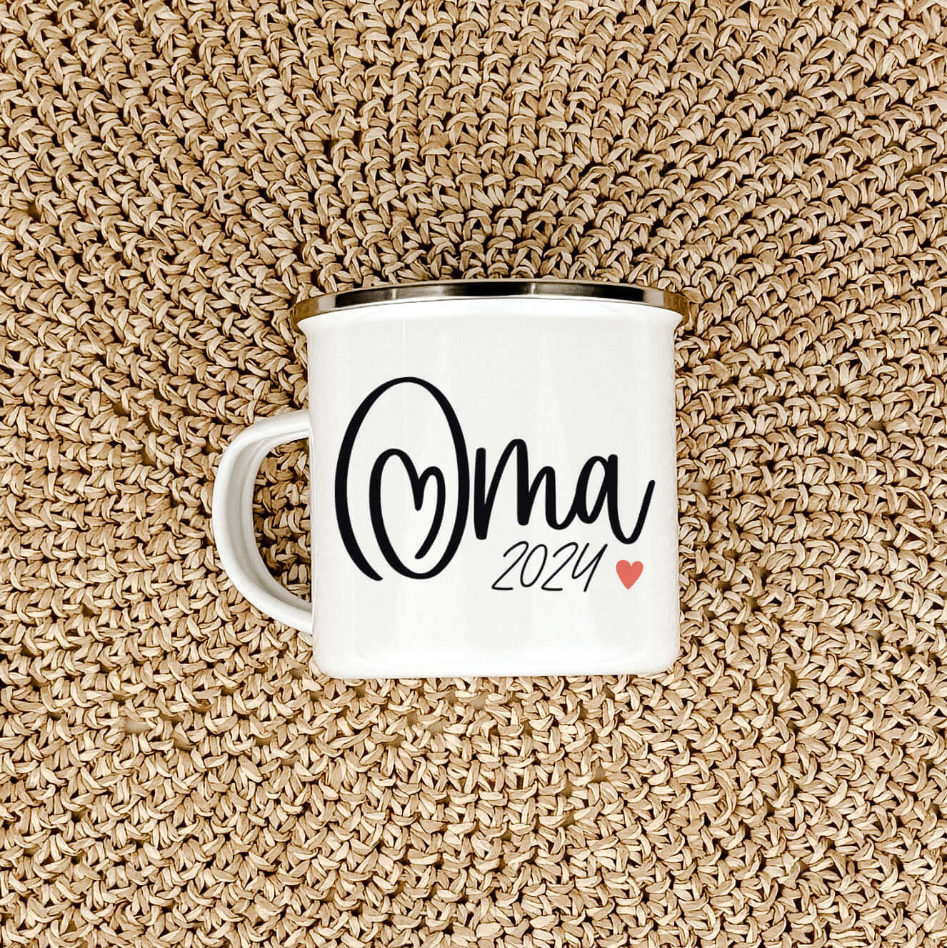 Emaille Tasse Du wirst Oma-famprints-Emaille Tasse-Entdecke die Emaille Tasse "Du wirst Oma" – das perfekte Geschenk für werdende Großeltern! Diese Tasse bietet dir nicht nur die Möglichkeit, eine persönliche Widmung und Jahreszahl hinzuzufügen, sondern s
