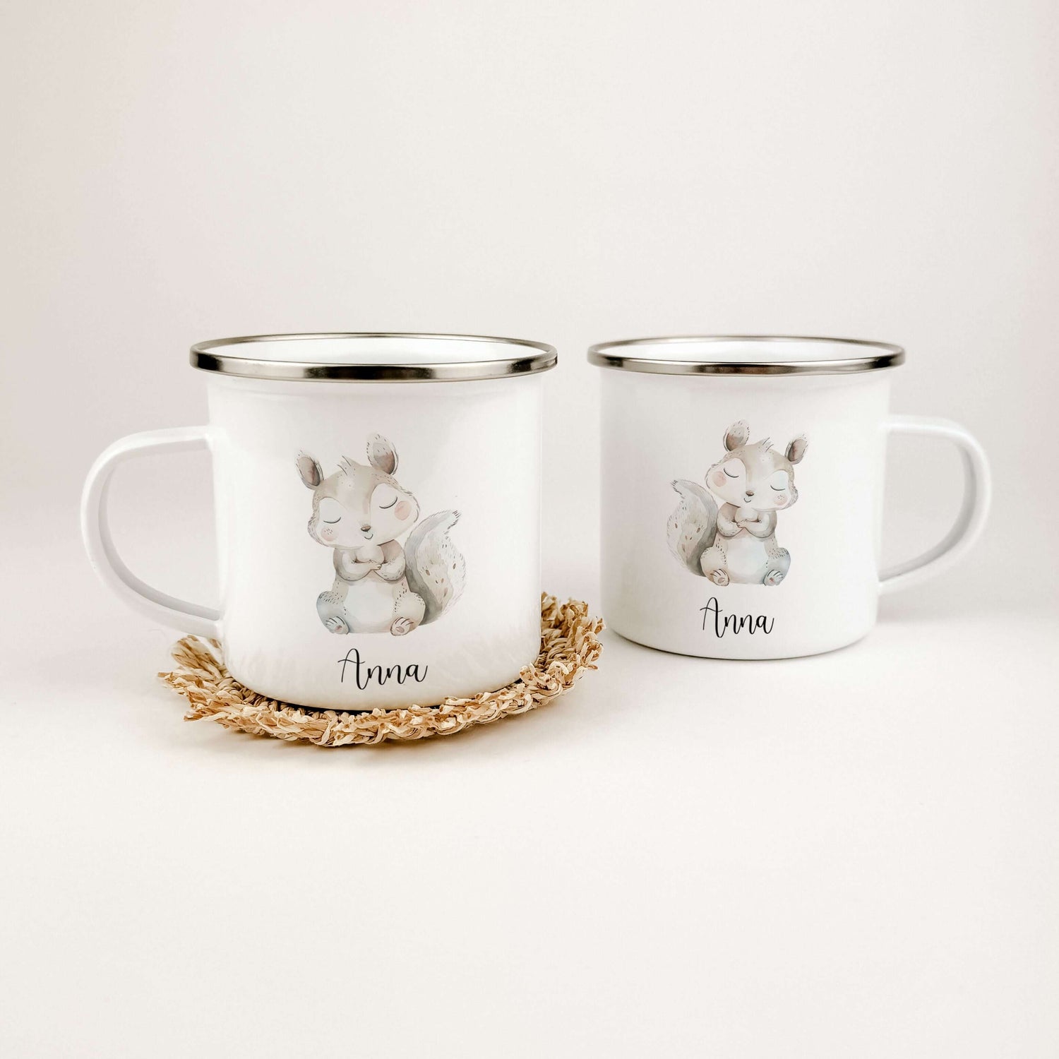 Emaille Tasse Eichhörnchen-famprints-Emaille Tasse-Entdecke die bezaubernde Emaille Tasse Eichhörnchen – ein ideales Geschenk für kleine Tierfreunde! Mit einem niedlichen Eichhörnchen in liebevoller Aquarell-Optik zieht dieser personalisierte Kinderbecher
