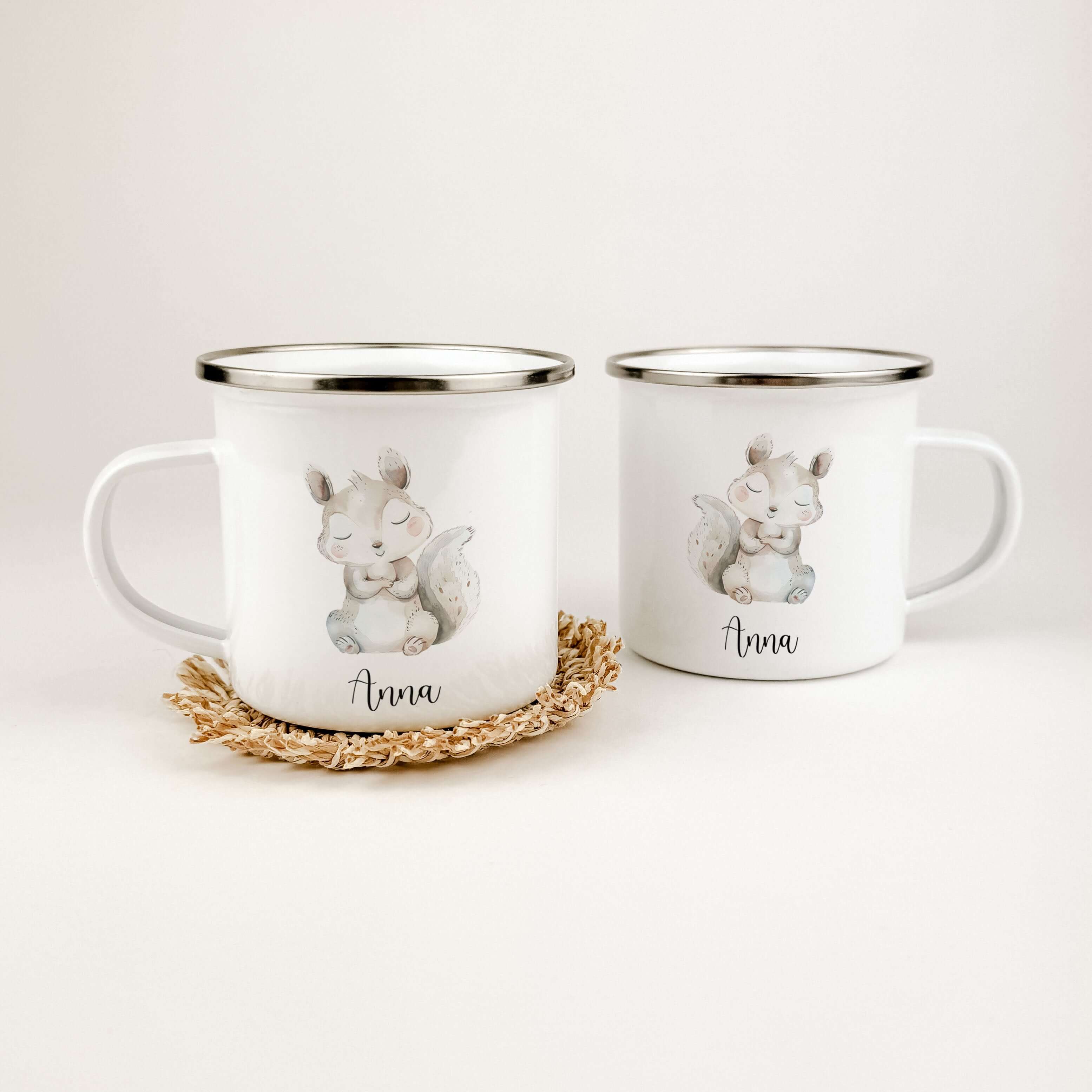 Emaille Tasse Eichhörnchen-famprints-Emaille Tasse-Entdecke die bezaubernde Emaille Tasse Eichhörnchen – ein ideales Geschenk für kleine Tierfreunde! Mit einem niedlichen Eichhörnchen in liebevoller Aquarell-Optik zieht dieser personalisierte Kinderbecher
