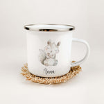 Emaille Tasse Eichhörnchen-famprints-Emaille Tasse-Entdecke die bezaubernde Emaille Tasse Eichhörnchen – ein ideales Geschenk für kleine Tierfreunde! Mit einem niedlichen Eichhörnchen in liebevoller Aquarell-Optik zieht dieser personalisierte Kinderbecher