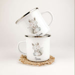 Emaille Tasse Eichhörnchen-famprints-Emaille Tasse-Entdecke die bezaubernde Emaille Tasse Eichhörnchen – ein ideales Geschenk für kleine Tierfreunde! Mit einem niedlichen Eichhörnchen in liebevoller Aquarell-Optik zieht dieser personalisierte Kinderbecher