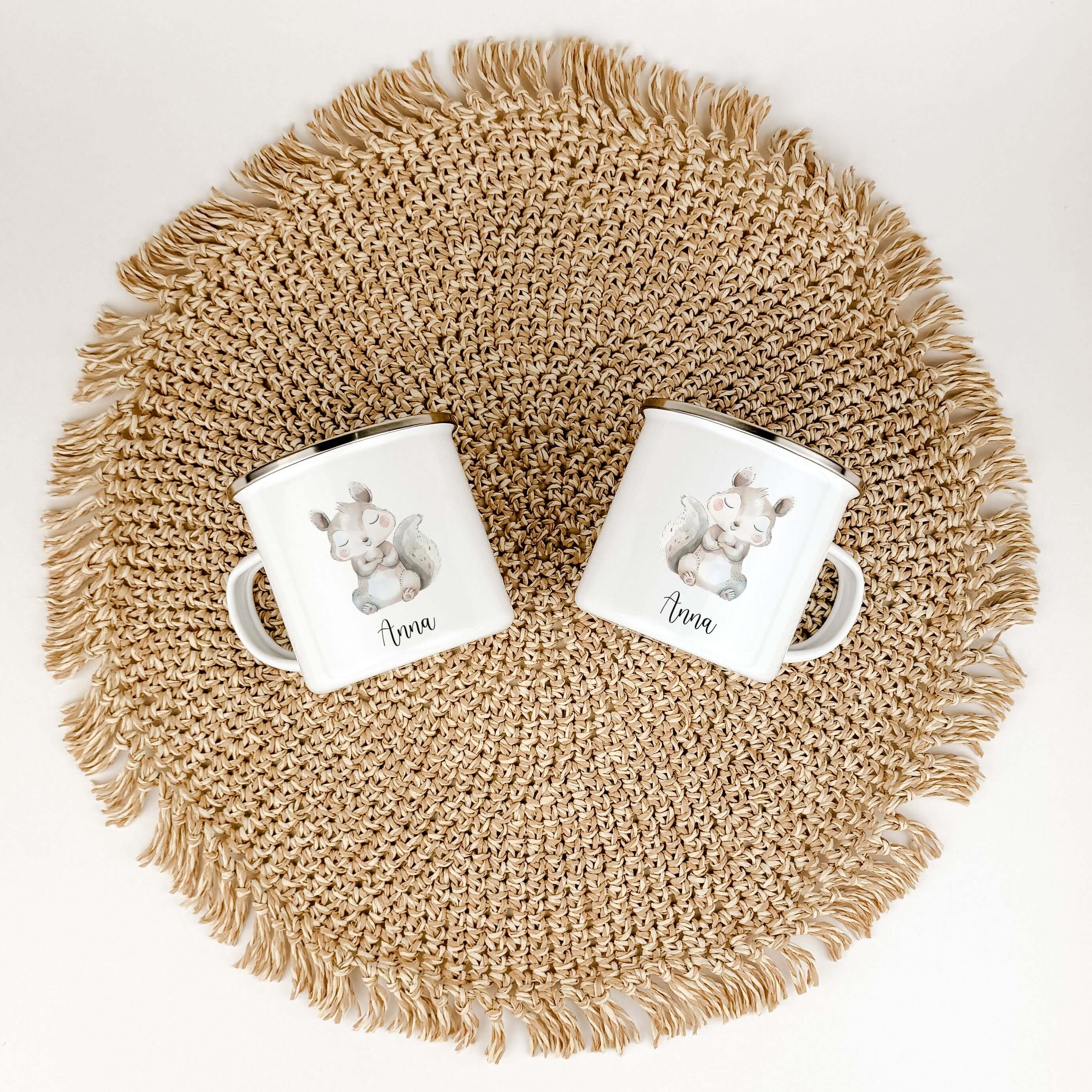 Emaille Tasse Eichhörnchen-famprints-Emaille Tasse-Entdecke die bezaubernde Emaille Tasse Eichhörnchen – ein ideales Geschenk für kleine Tierfreunde! Mit einem niedlichen Eichhörnchen in liebevoller Aquarell-Optik zieht dieser personalisierte Kinderbecher