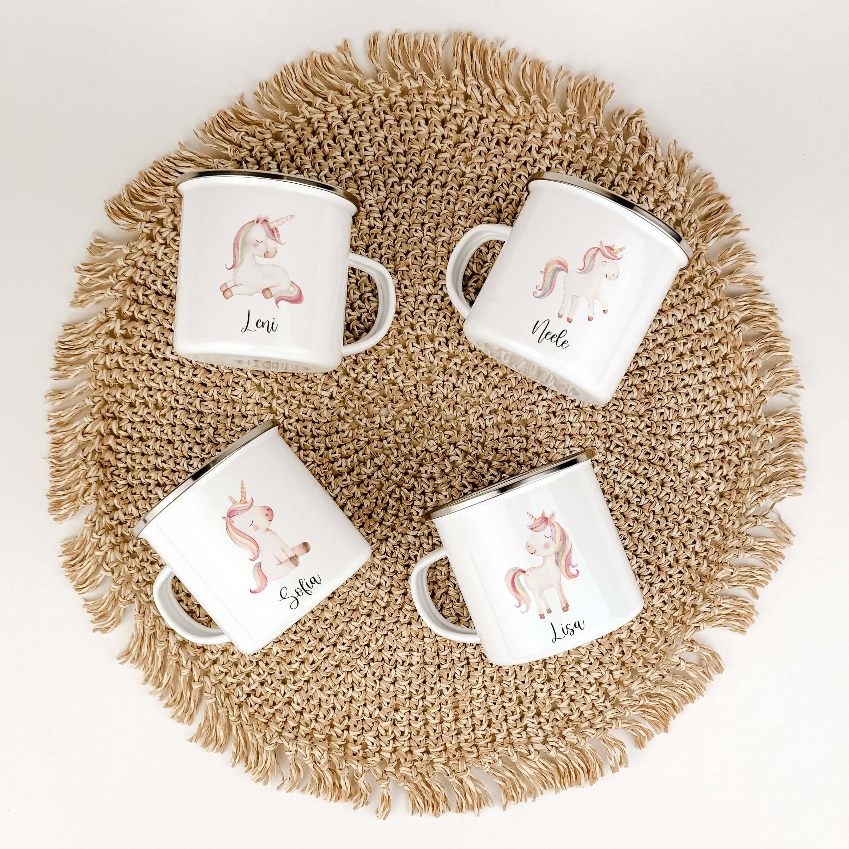 Emaille Tasse Einhorn-famprints-Emaille Tasse-Entdecke die zauberhafte Emaille Tasse Einhorn! Diese personalisierte Tasse, die mit dem Namen deines Kindes bedruckt wird, bringt Freude in jeden Schluck. Mit einem süßen Einhorn in Aquarell-Optik und vier be