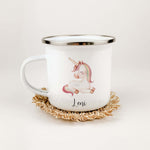 Emaille Tasse Einhorn-famprints-Emaille Tasse-Entdecke die zauberhafte Emaille Tasse Einhorn! Diese personalisierte Tasse, die mit dem Namen deines Kindes bedruckt wird, bringt Freude in jeden Schluck. Mit einem süßen Einhorn in Aquarell-Optik und vier be