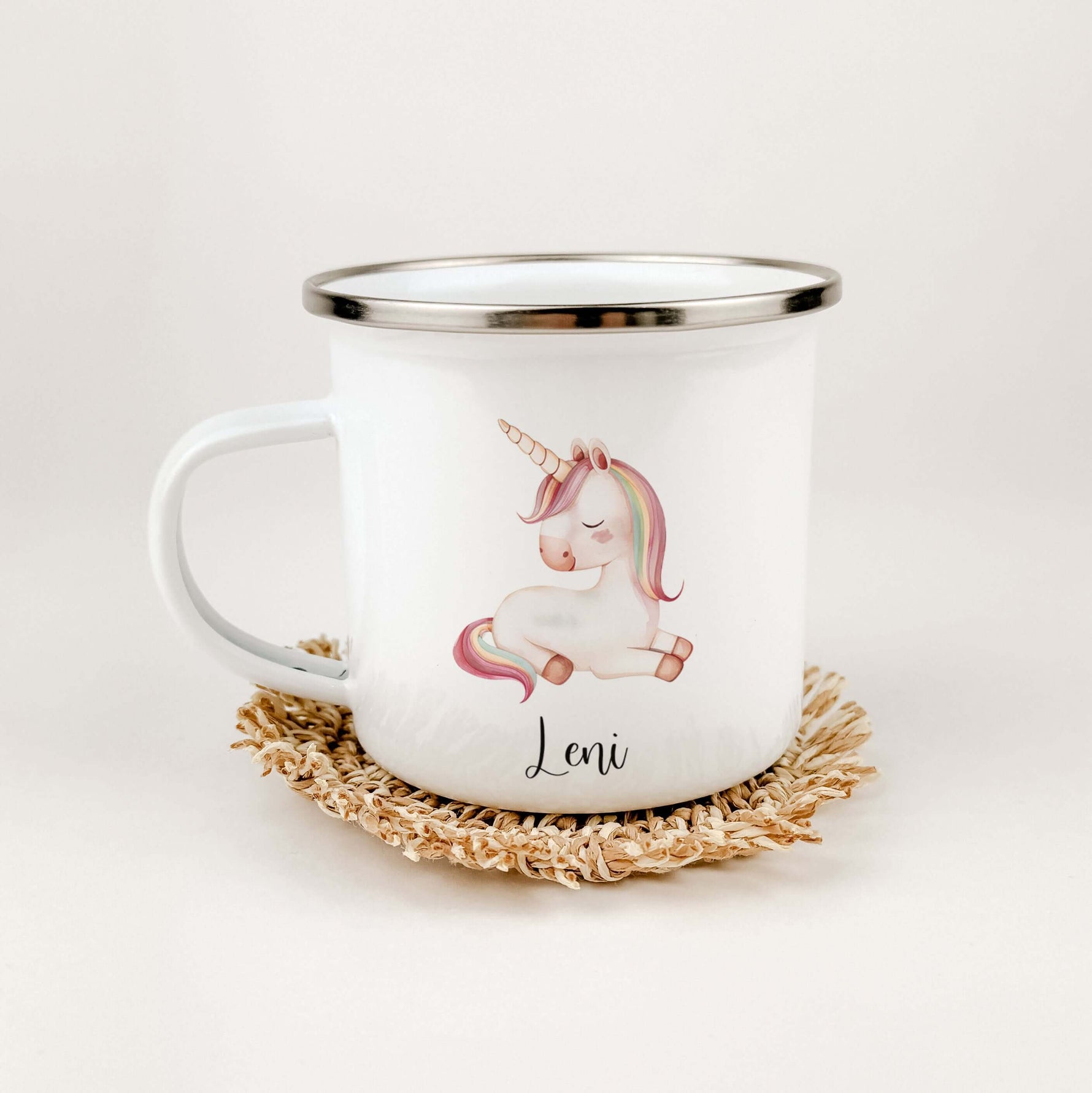 Emaille Tasse Einhorn-famprints-Emaille Tasse-Entdecke die zauberhafte Emaille Tasse Einhorn! Diese personalisierte Tasse, die mit dem Namen deines Kindes bedruckt wird, bringt Freude in jeden Schluck. Mit einem süßen Einhorn in Aquarell-Optik und vier be