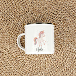 Emaille Tasse Einhorn-famprints-Emaille Tasse-Entdecke die zauberhafte Emaille Tasse Einhorn! Diese personalisierte Tasse, die mit dem Namen deines Kindes bedruckt wird, bringt Freude in jeden Schluck. Mit einem süßen Einhorn in Aquarell-Optik und vier be