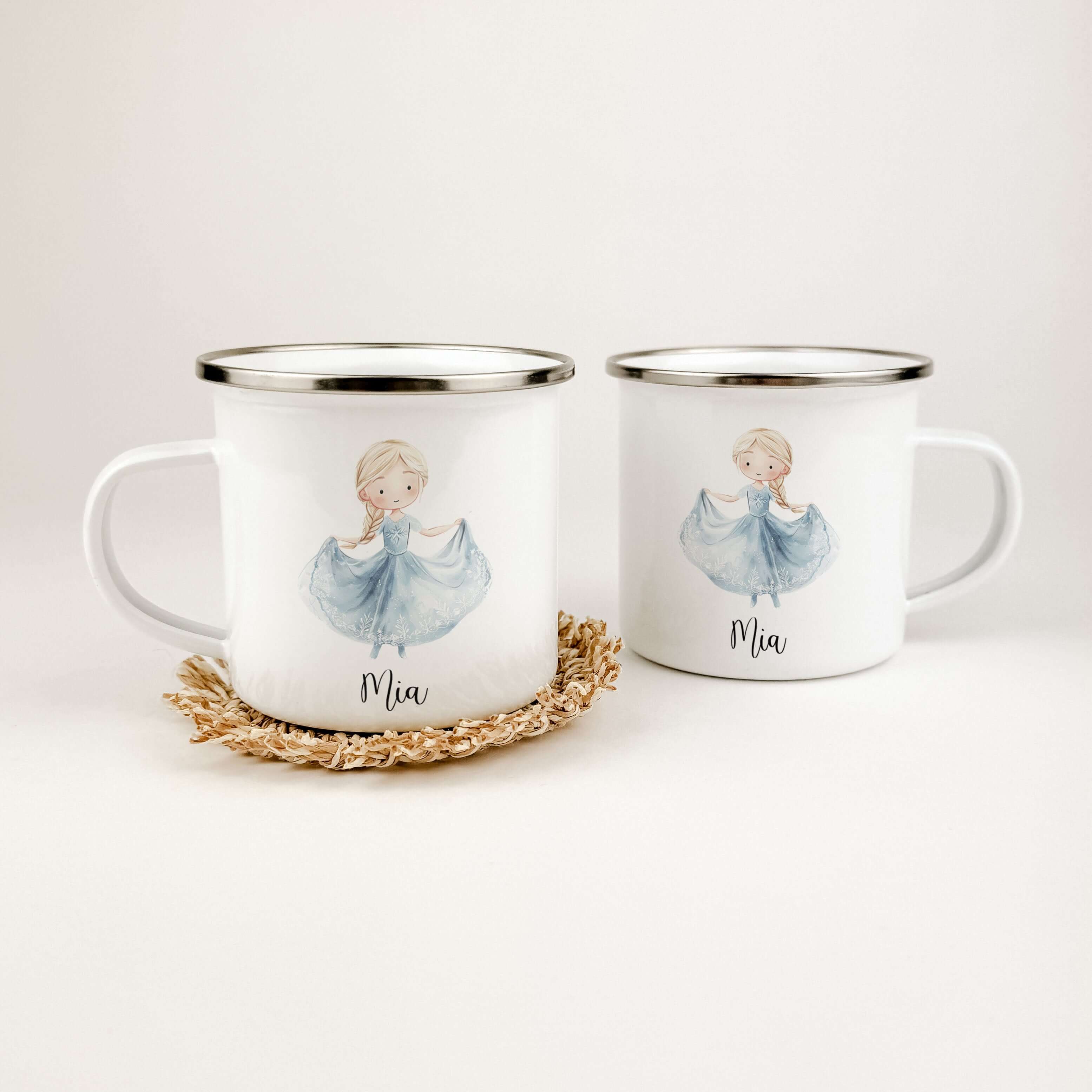 Emaille Tasse Eiskönigin-famprints-Emaille Tasse-Entdecke die zauberhafte Emaille Tasse Eiskönigin, die nicht nur ein praktischer Begleiter für die kleinen Abenteurer ist, sondern auch mit ihrem einzigartigen Design Herzen erobert. Mit jedem Schluck aus d