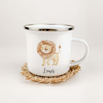 Emaille Tasse Löwe-famprints-Emaille Tasse-Entdecke die bezaubernde Emaille Tasse Löwe – ein einzigartiges Geschenk, das garantiert Freude bereitet! Diese personalisierte Tasse mit dem Namen deines Kindes ist nicht nur ein echter Hingucker, sondern auch e