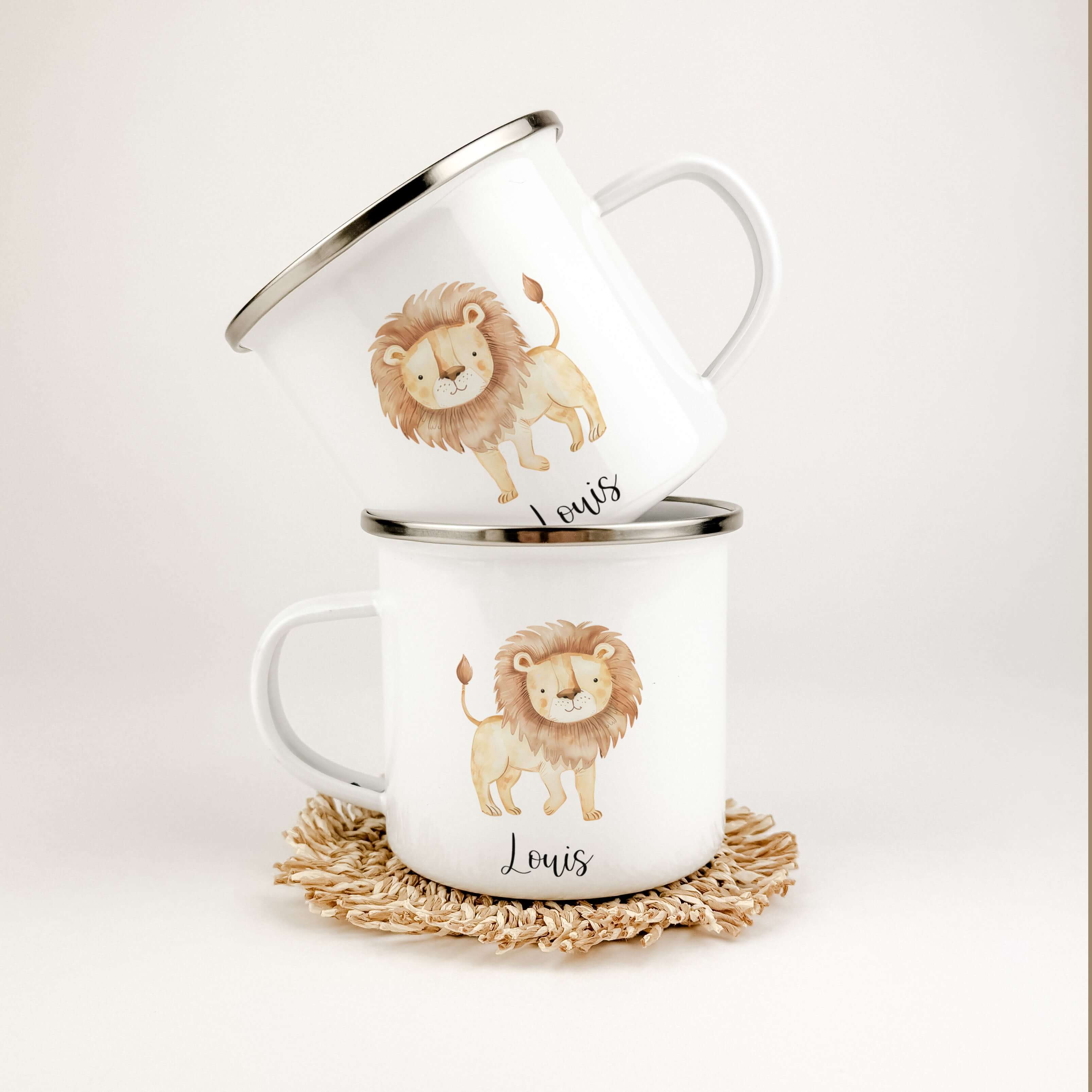 Emaille Tasse Löwe-famprints-Emaille Tasse-Entdecke die bezaubernde Emaille Tasse Löwe – ein einzigartiges Geschenk, das garantiert Freude bereitet! Diese personalisierte Tasse mit dem Namen deines Kindes ist nicht nur ein echter Hingucker, sondern auch e