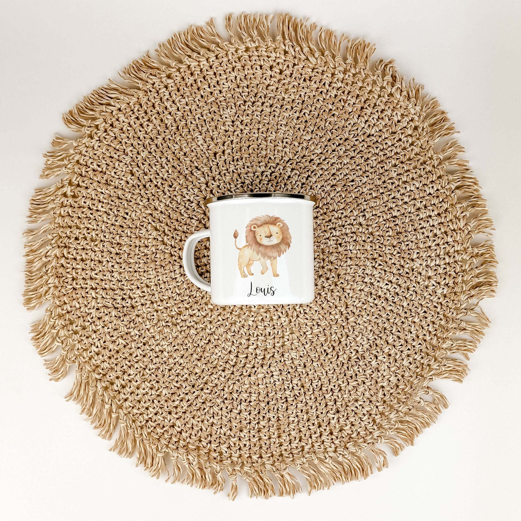 Emaille Tasse Löwe-famprints-Emaille Tasse-Entdecke die bezaubernde Emaille Tasse Löwe – ein einzigartiges Geschenk, das garantiert Freude bereitet! Diese personalisierte Tasse mit dem Namen deines Kindes ist nicht nur ein echter Hingucker, sondern auch e