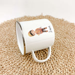 Emaille Tasse Bauarbeiter-famprints-Emaille Tasse-Die Emaille Tasse Bauarbeiter ist das perfekte Geschenk für Kinder zur Einschulung, Taufe, Ostern und mehr. Personalisiert mit Namen und bedruckt mit einem Bauarbeiter in Aquarell Optik, überzeugt die Tass