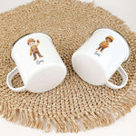 Emaille Tasse Bauarbeiter-famprints-Emaille Tasse-Die Emaille Tasse Bauarbeiter ist das perfekte Geschenk für Kinder zur Einschulung, Taufe, Ostern und mehr. Personalisiert mit Namen und bedruckt mit einem Bauarbeiter in Aquarell Optik, überzeugt die Tass