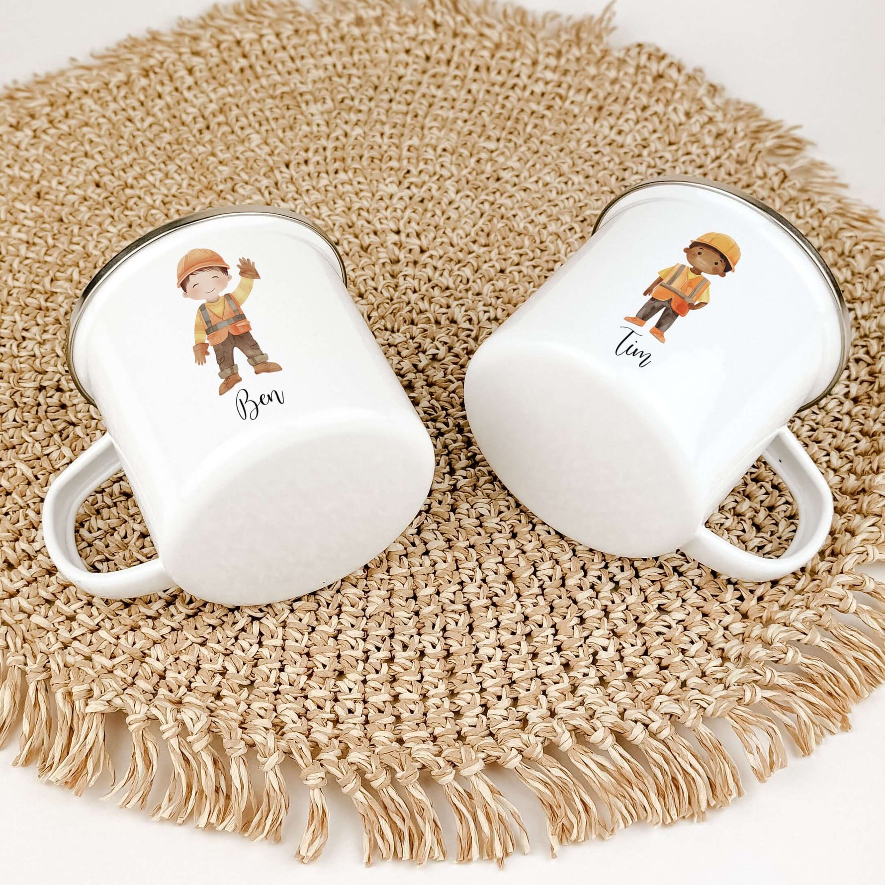 Emaille Tasse Bauarbeiter-famprints-Emaille Tasse-Die Emaille Tasse Bauarbeiter ist das perfekte Geschenk für Kinder zur Einschulung, Taufe, Ostern und mehr. Personalisiert mit Namen und bedruckt mit einem Bauarbeiter in Aquarell Optik, überzeugt die Tass